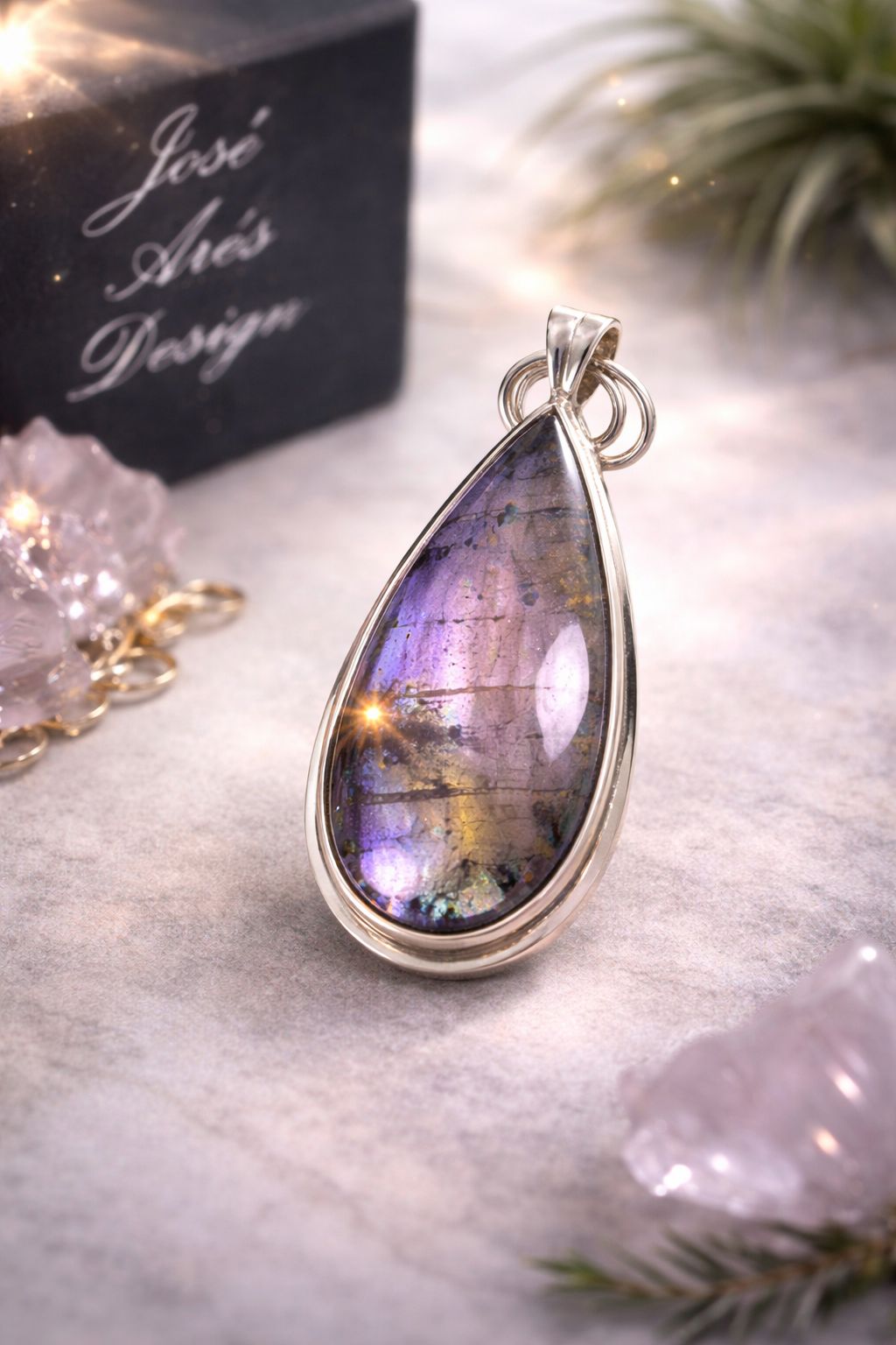 joyas de plata de ley con minerales naturales, piezas únicas llenas de energía y magia 