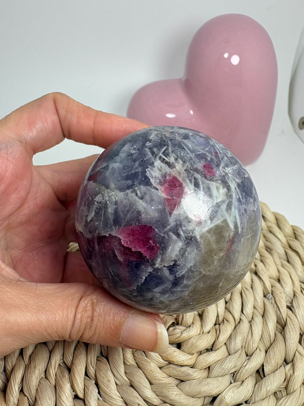 Esfera de lepidolita con inclusiones (piedra de unicornio)