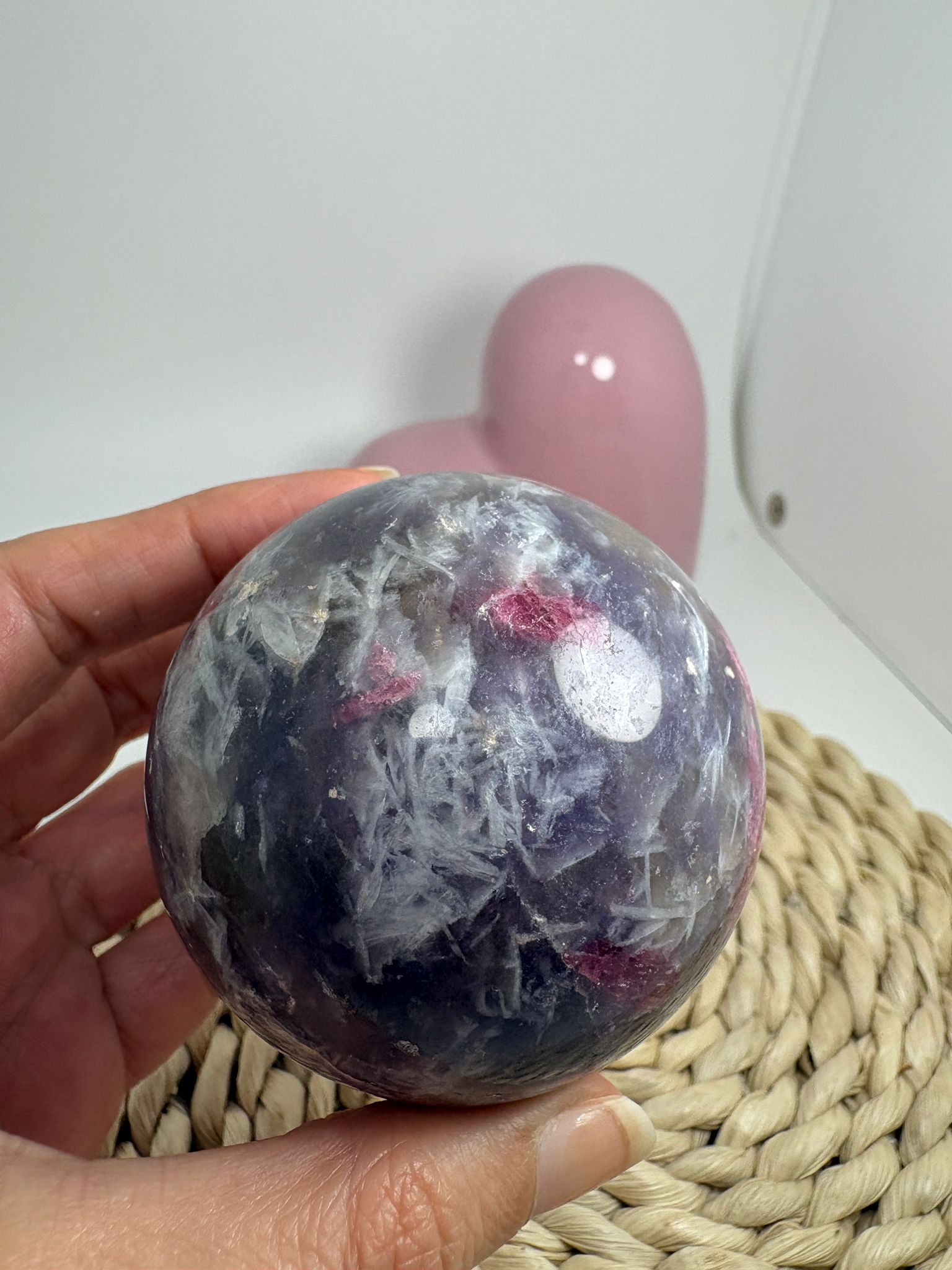 Esfera de lepidolita con inclusiones (piedra de unicornio)