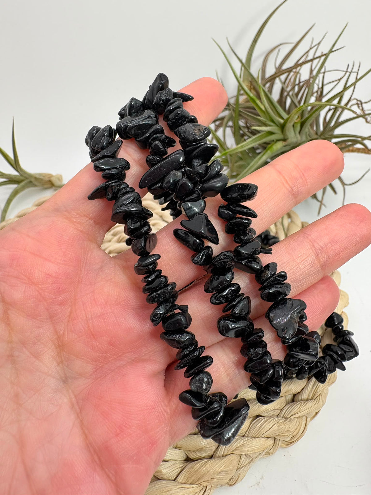 Pulsera de turmalina negra con chips pulidos