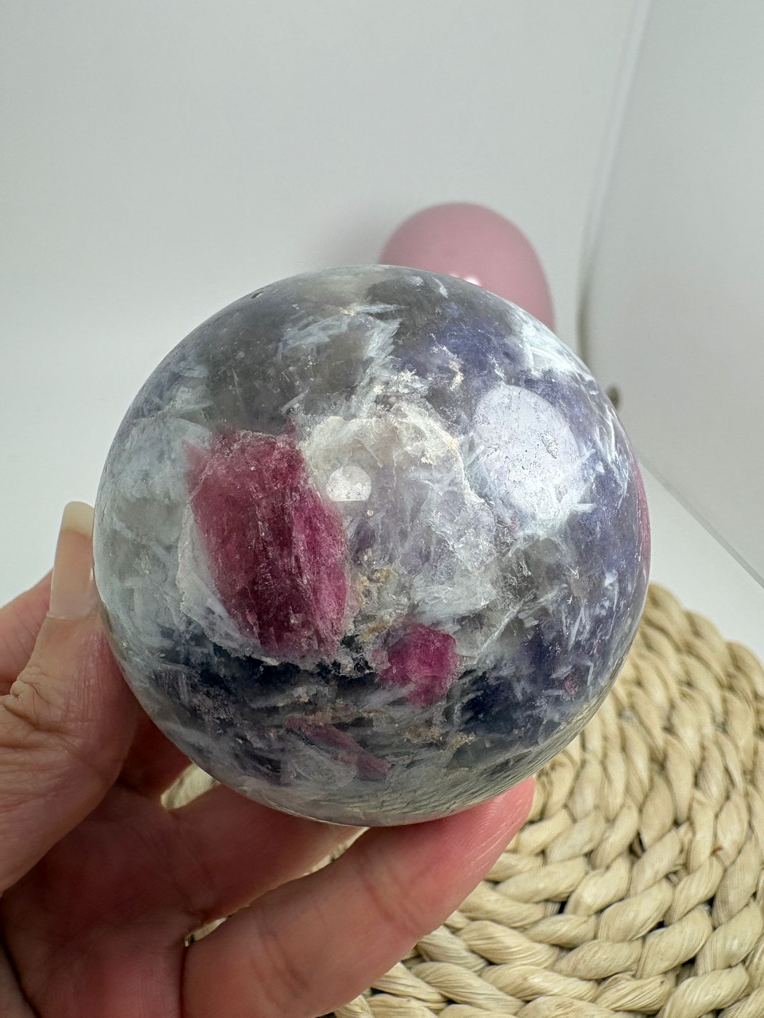 Esfera de lepidolita con inclusiones (piedra de unicornio)