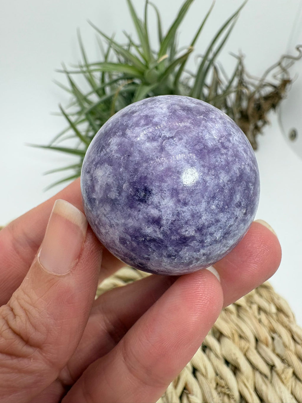 Esfera pequeña de lepidolita natural pulido