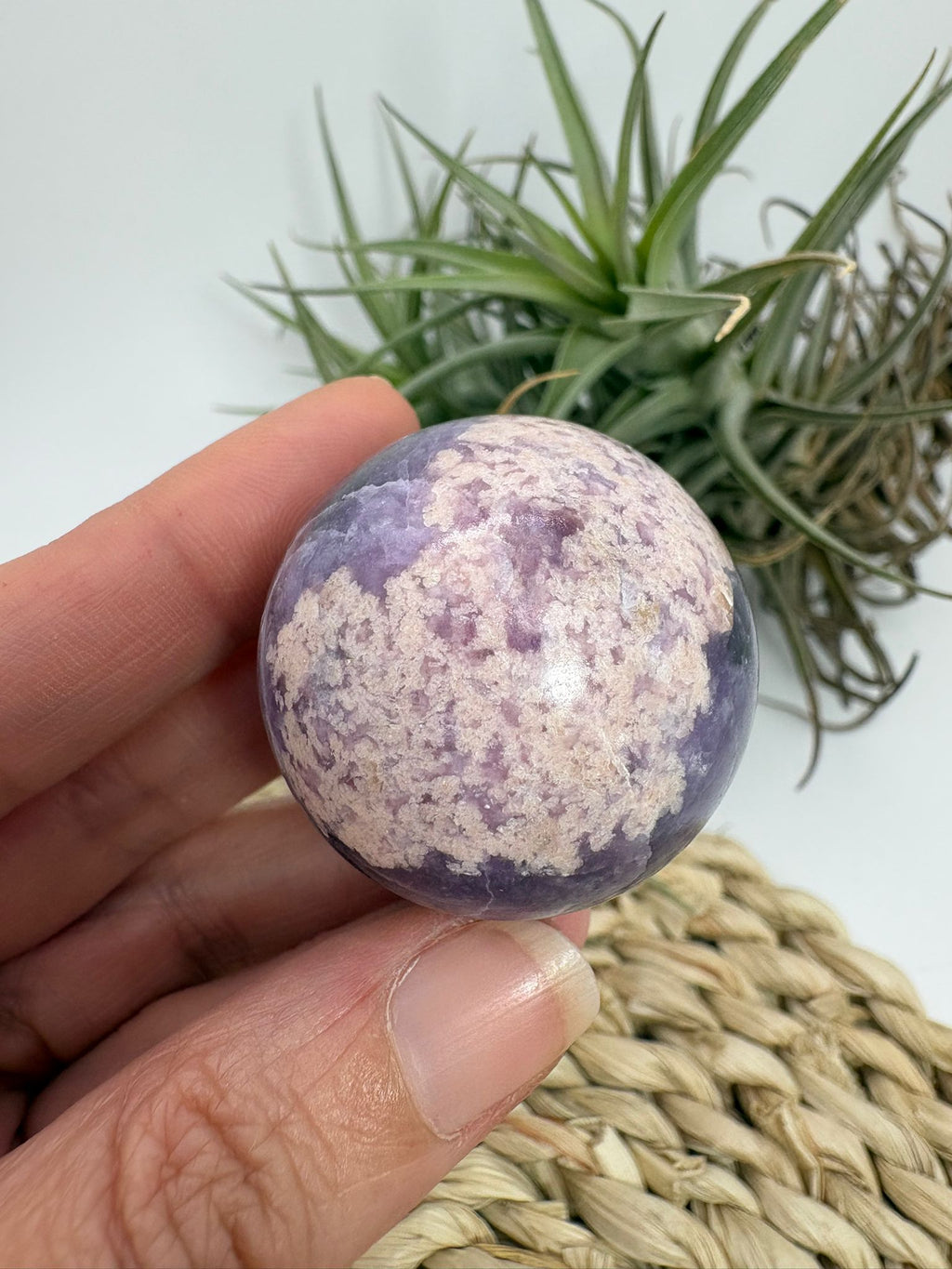 Esfera pequeña de lepidolita natural pulido