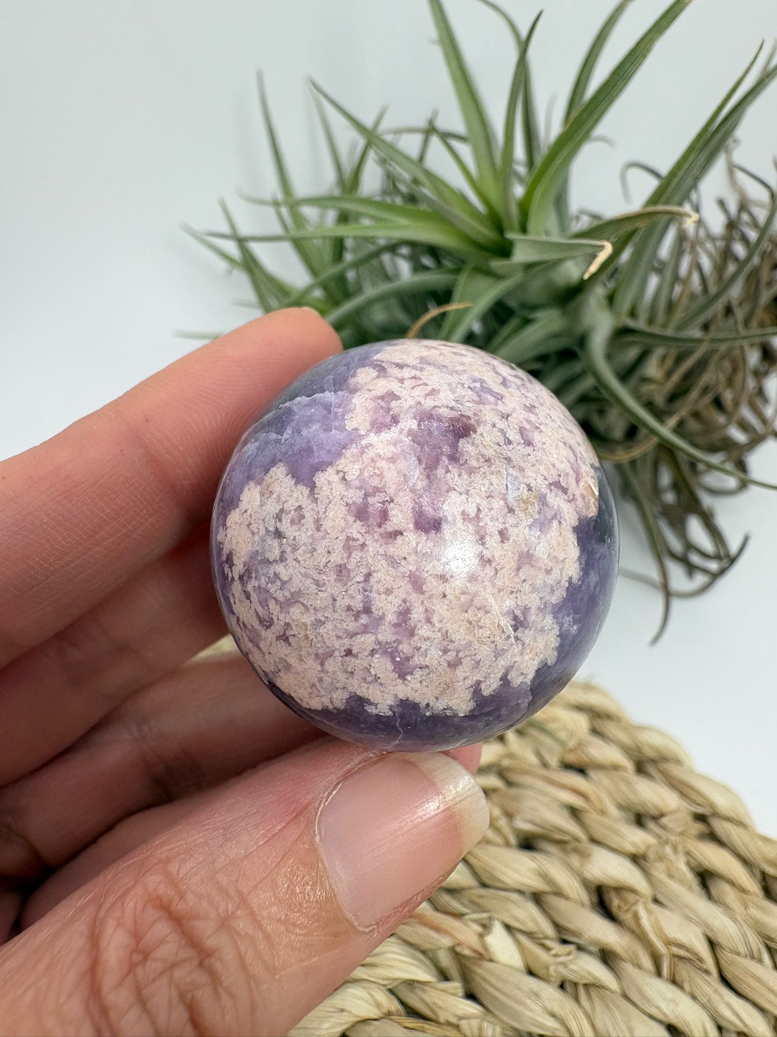 Esfera pequeña de lepidolita natural pulido