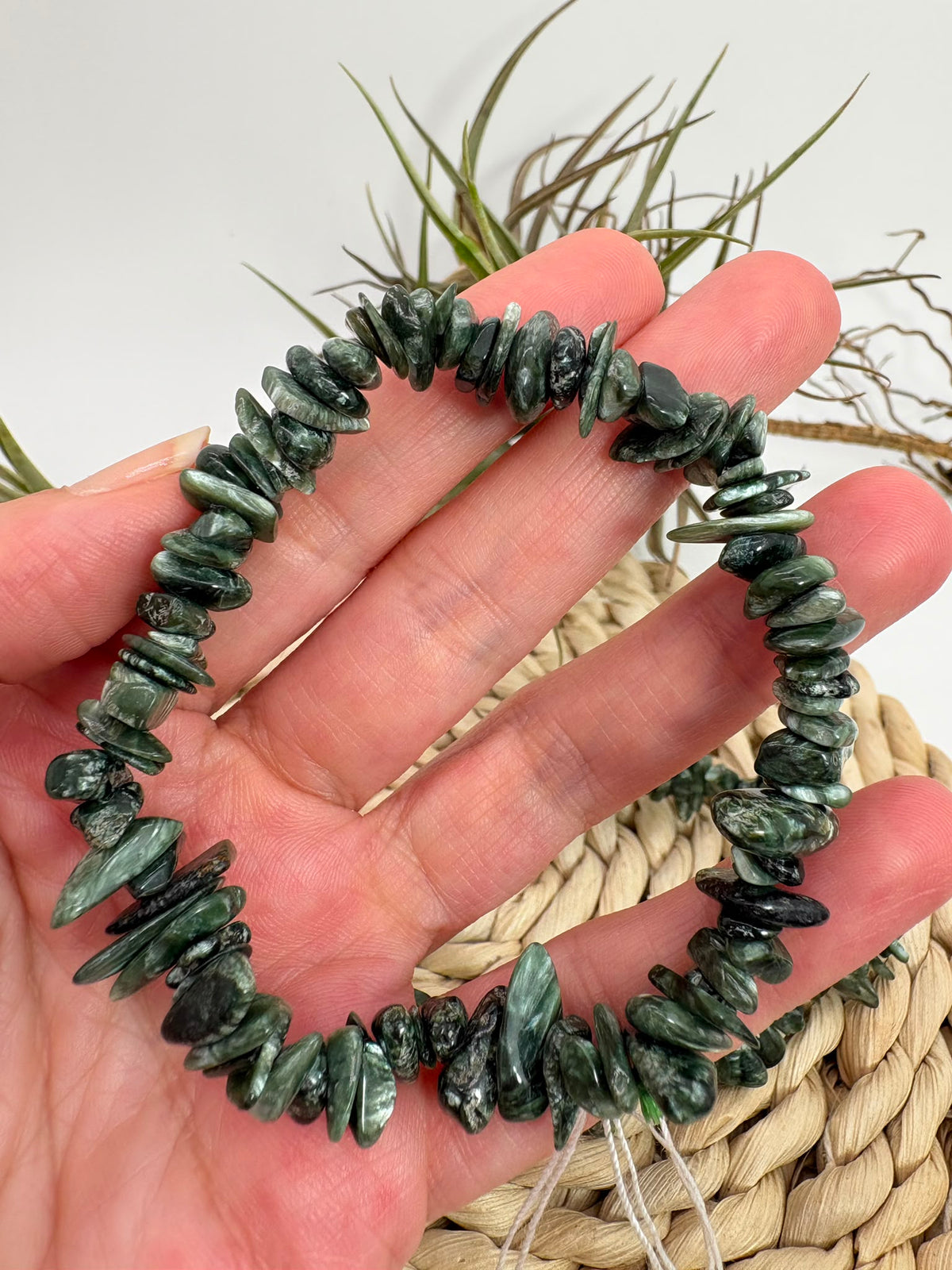 Pulsera de serafinita natural con chips pulidos