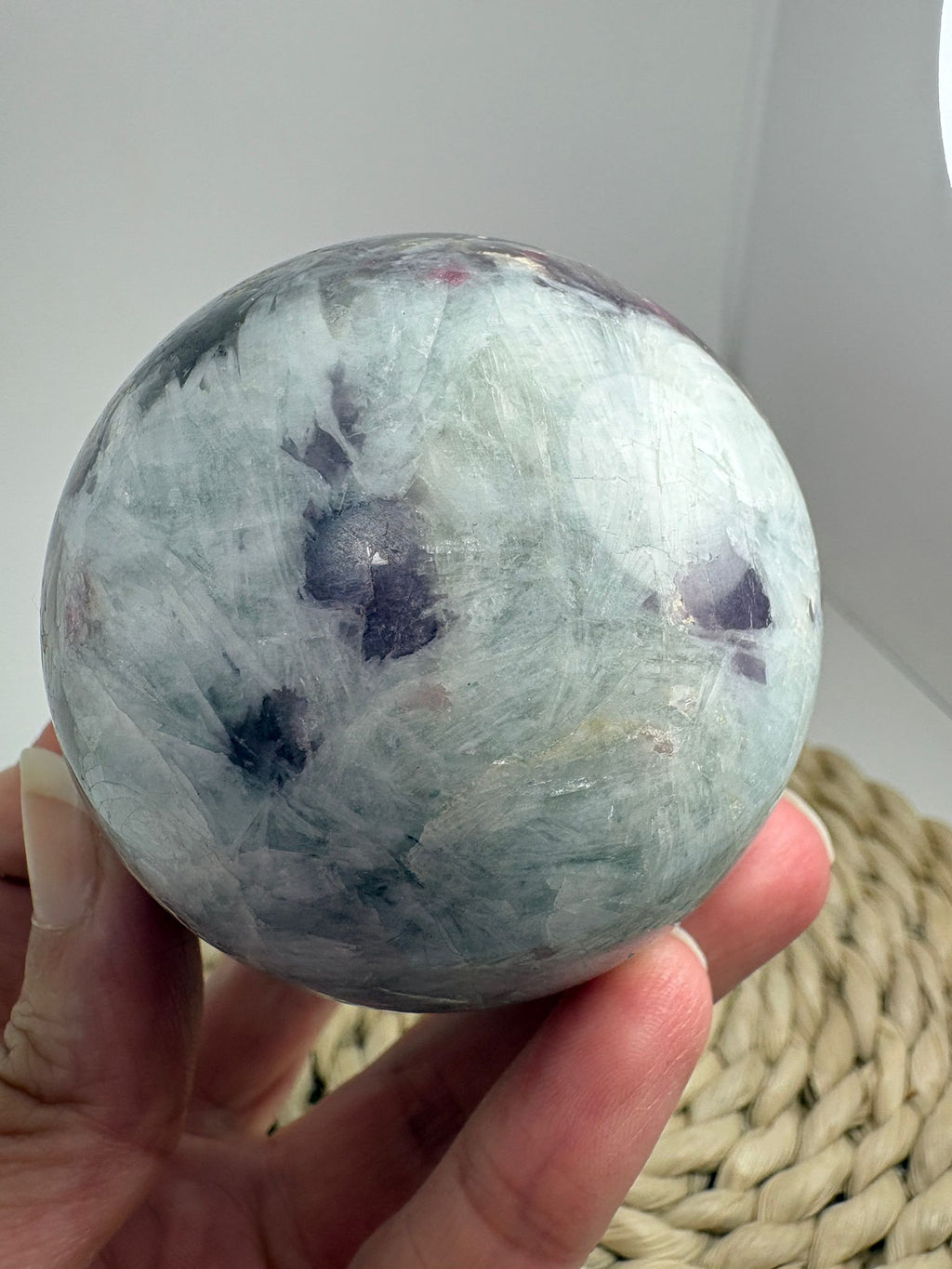 Esfera de lepidolita con inclusiones (piedra de unicornio)