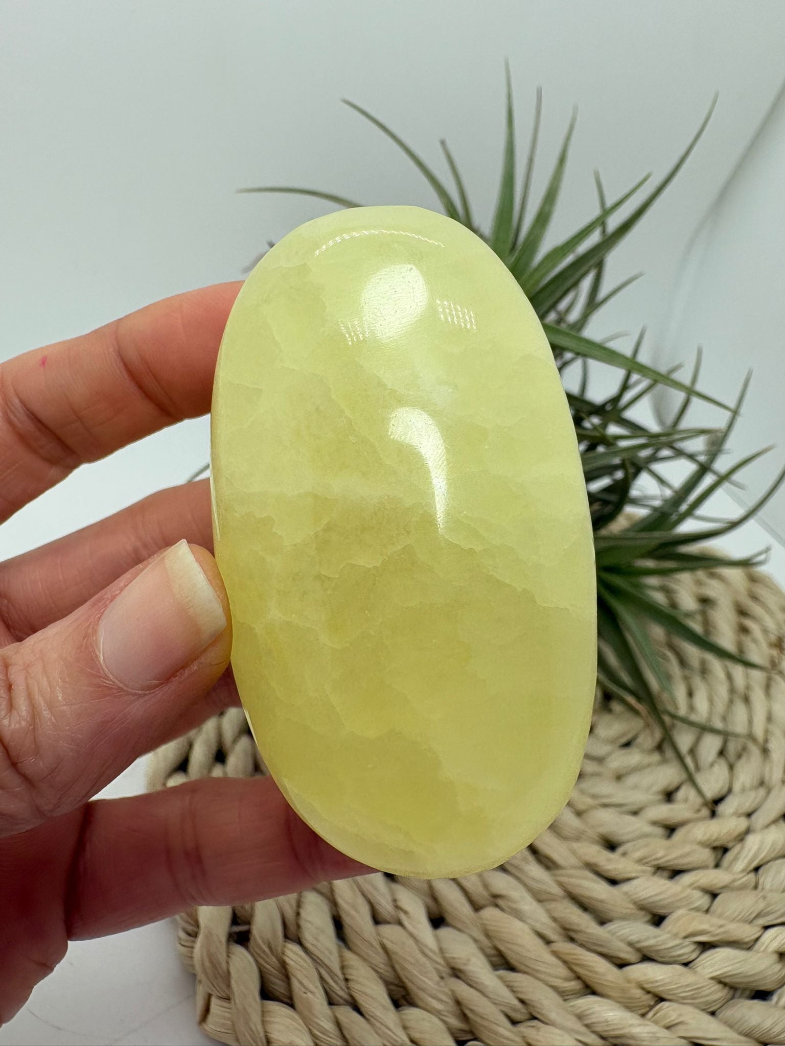 Palmstone calcita limón- alegría y energía positiva