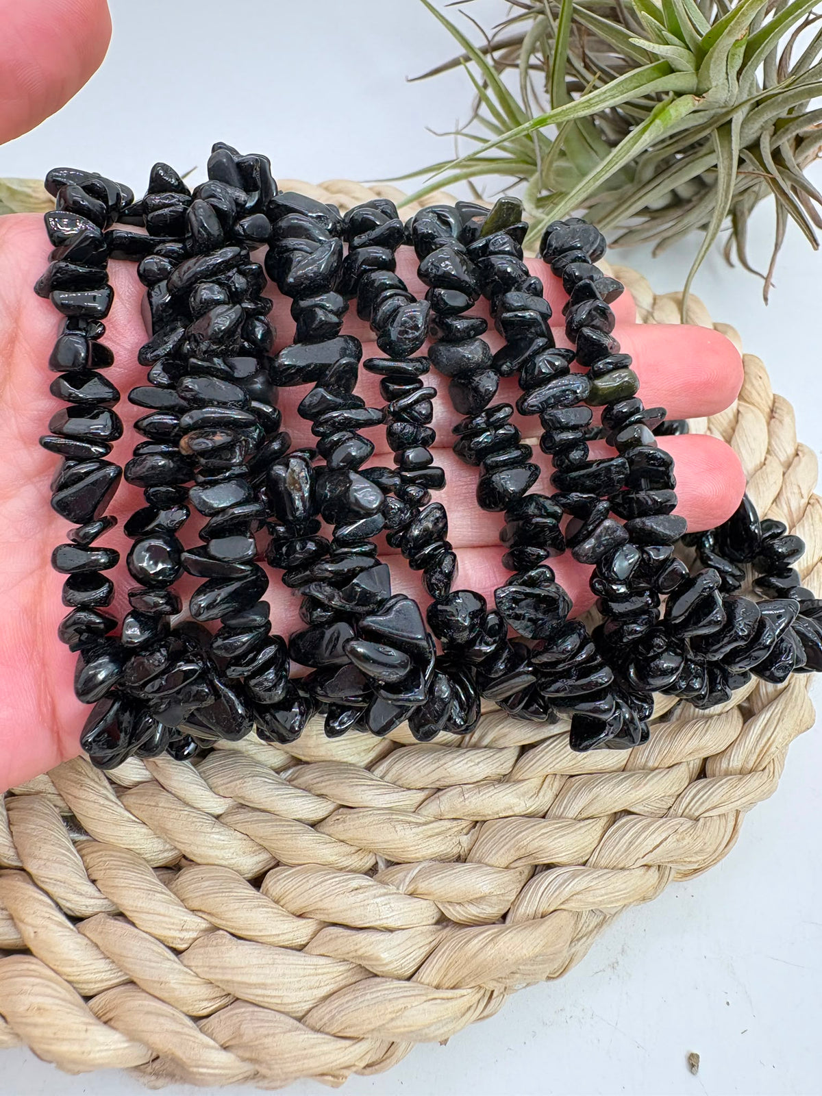 Pulsera de turmalina negra con chips pulidos