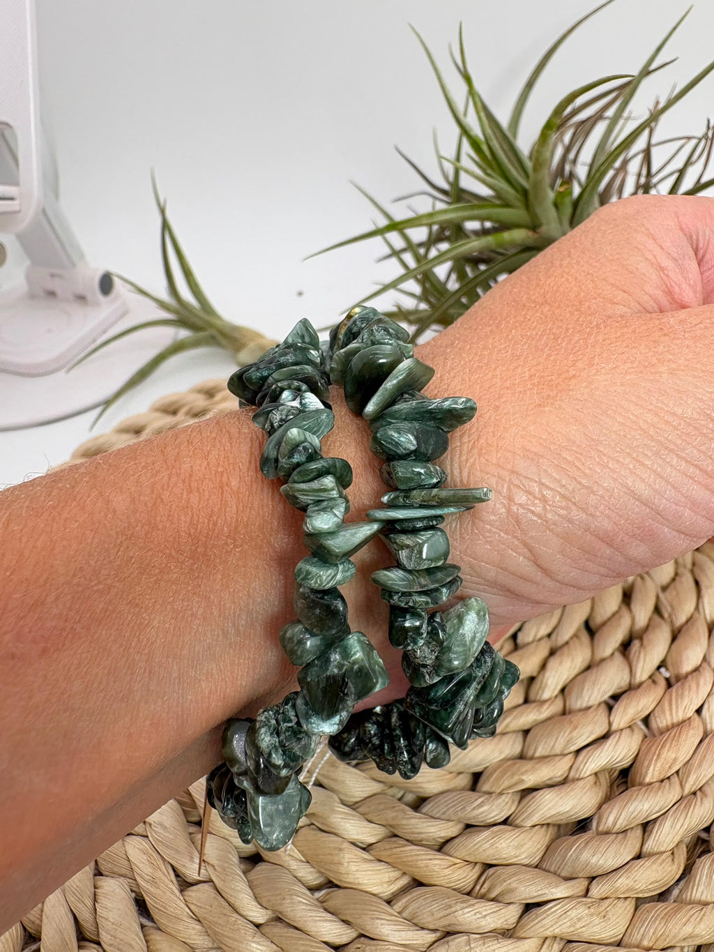 Pulsera de serafinita natural con chips pulidos
