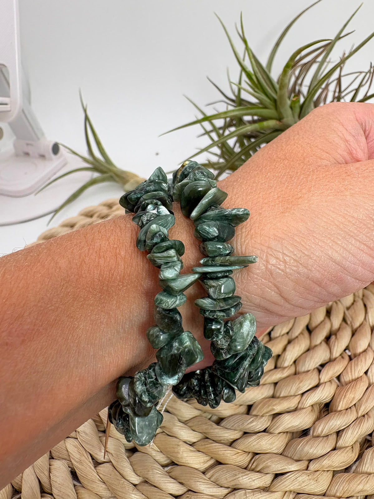 Pulsera de serafinita natural con chips pulidos