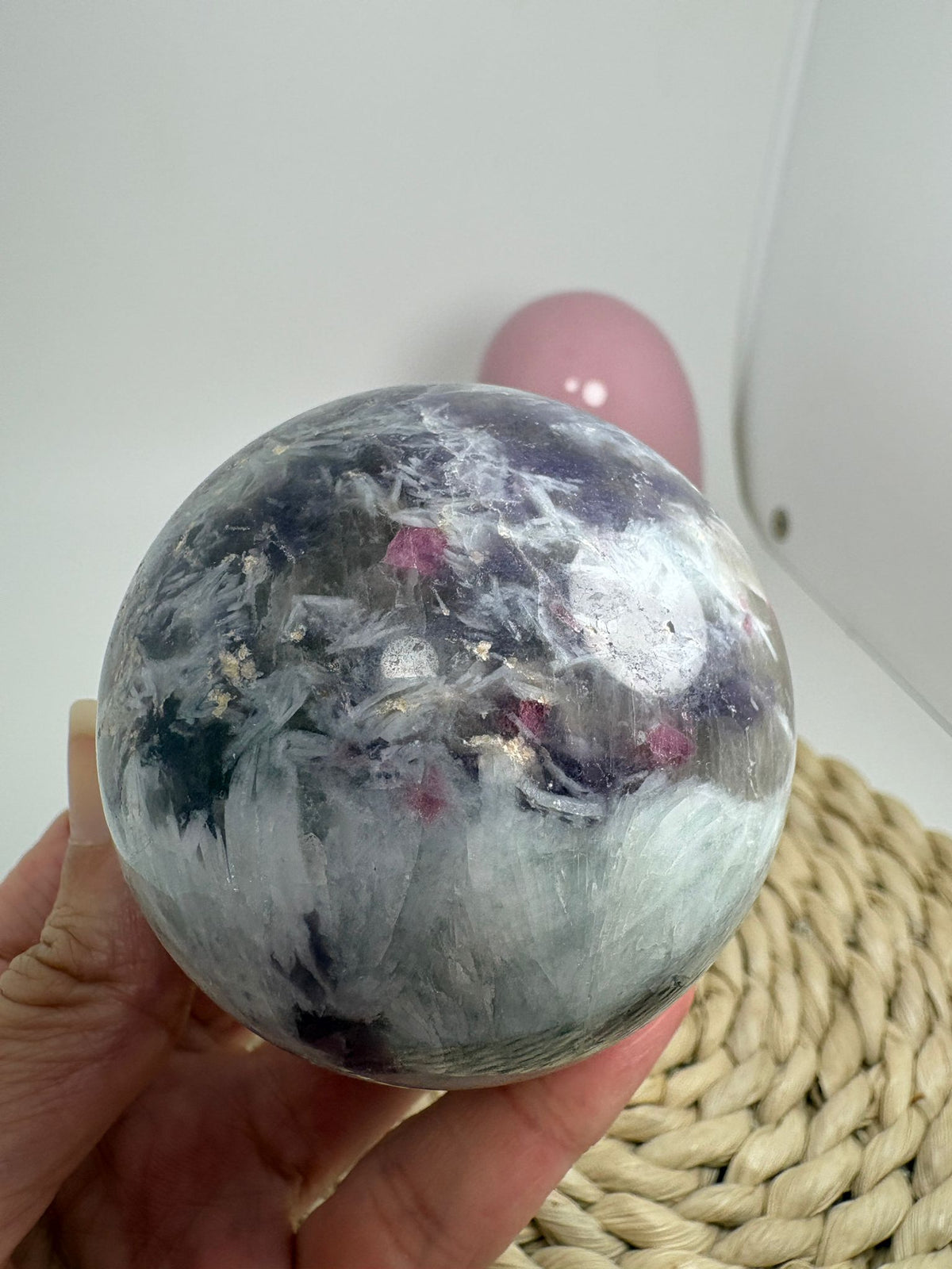 Esfera de lepidolita con inclusiones (piedra de unicornio)