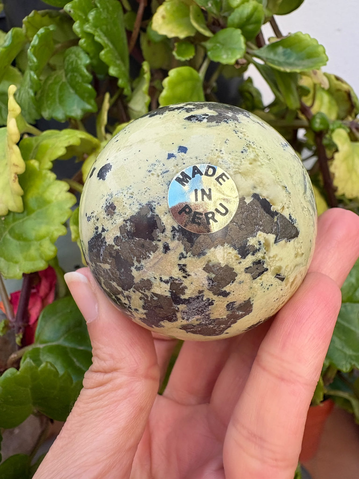 Esfera de serpentina con calcopirita de Perú - foto 3