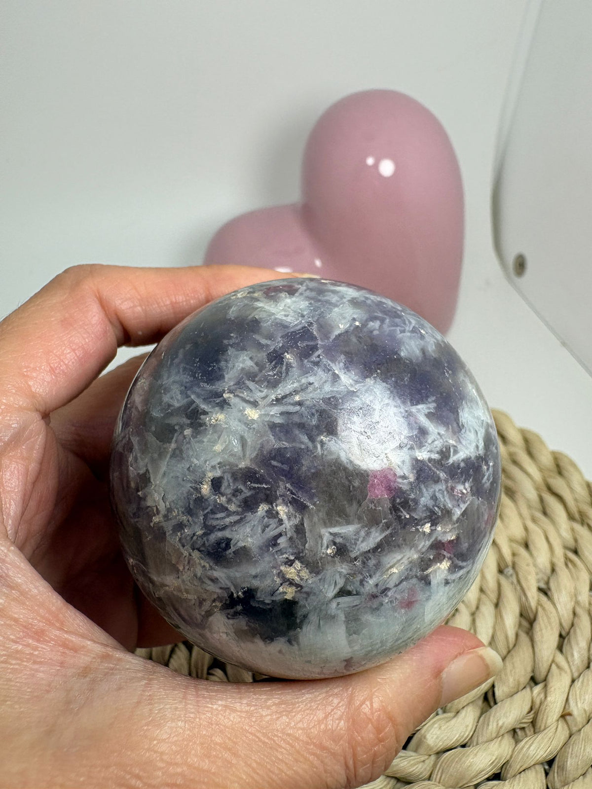 Esfera de lepidolita con inclusiones (piedra de unicornio)