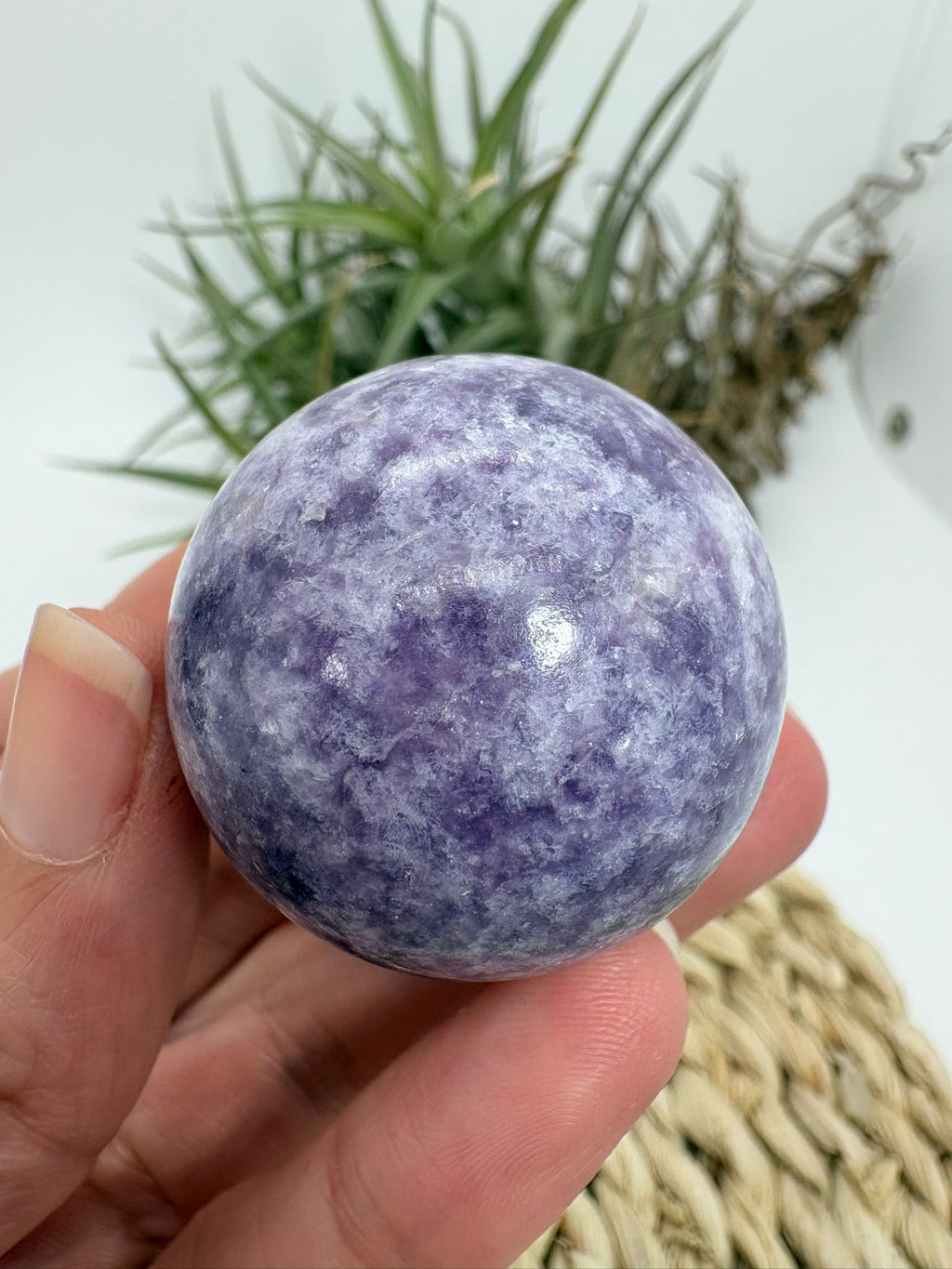 Esfera pequeña de lepidolita natural pulido