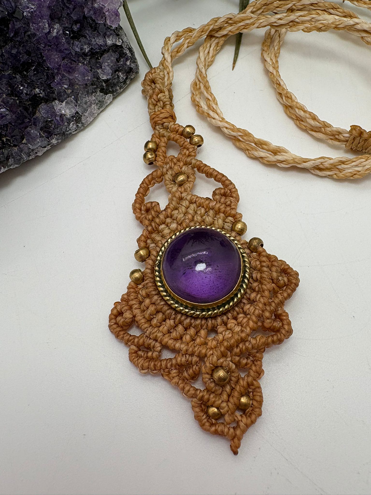 Colgante de macramé con amatista-collar artesanal boho hecho a mano