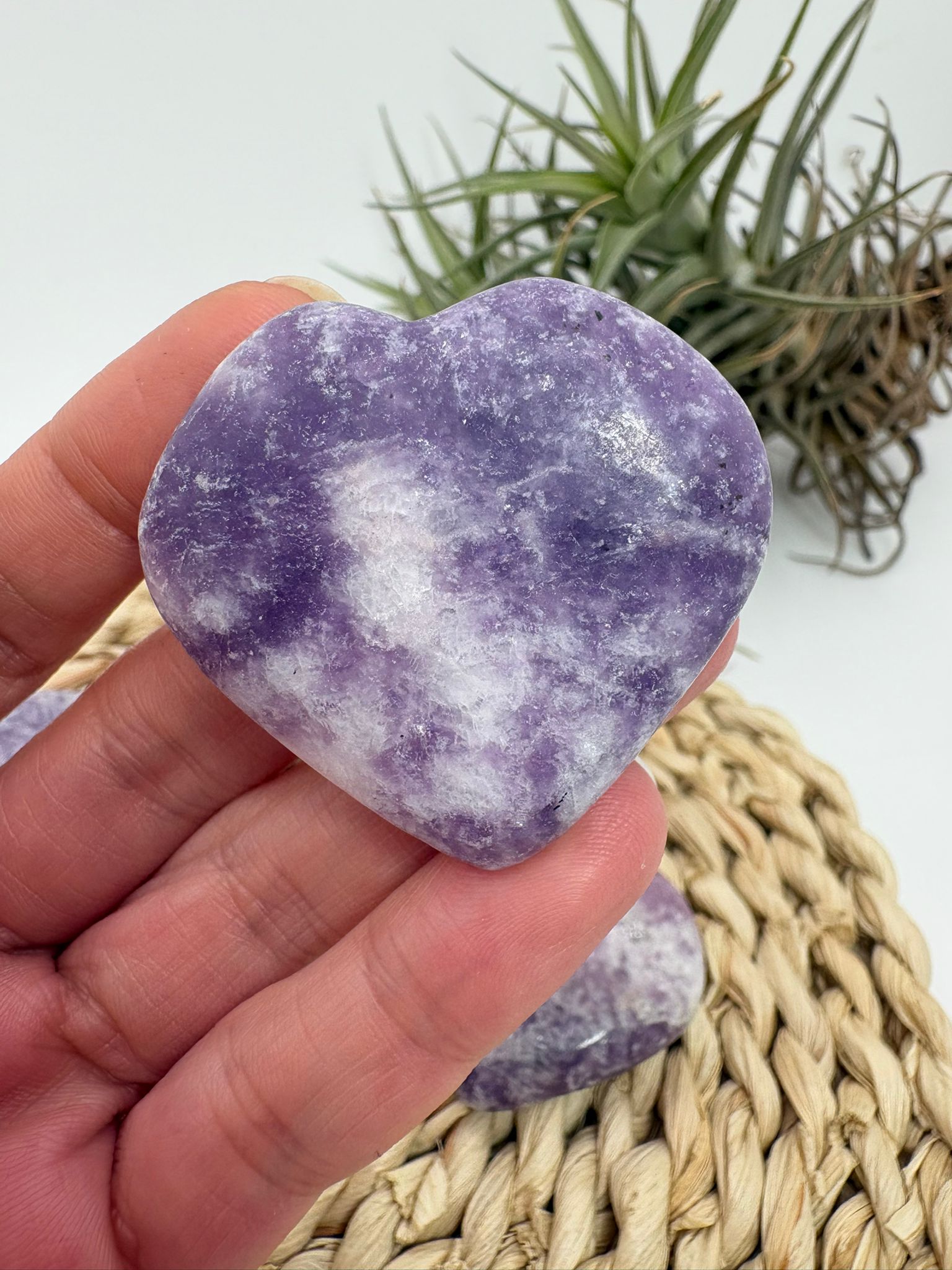 Corazón de lepidolita natural pulido