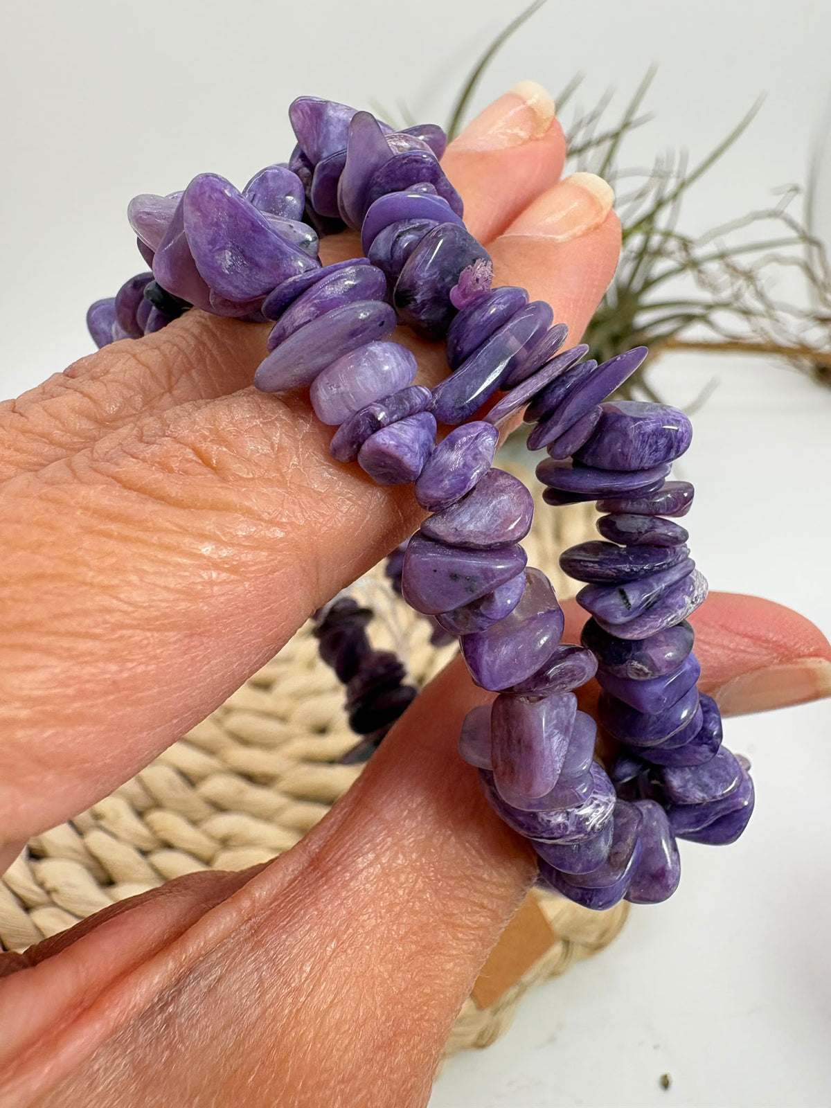 Pulsera de charoita con chips pulidos