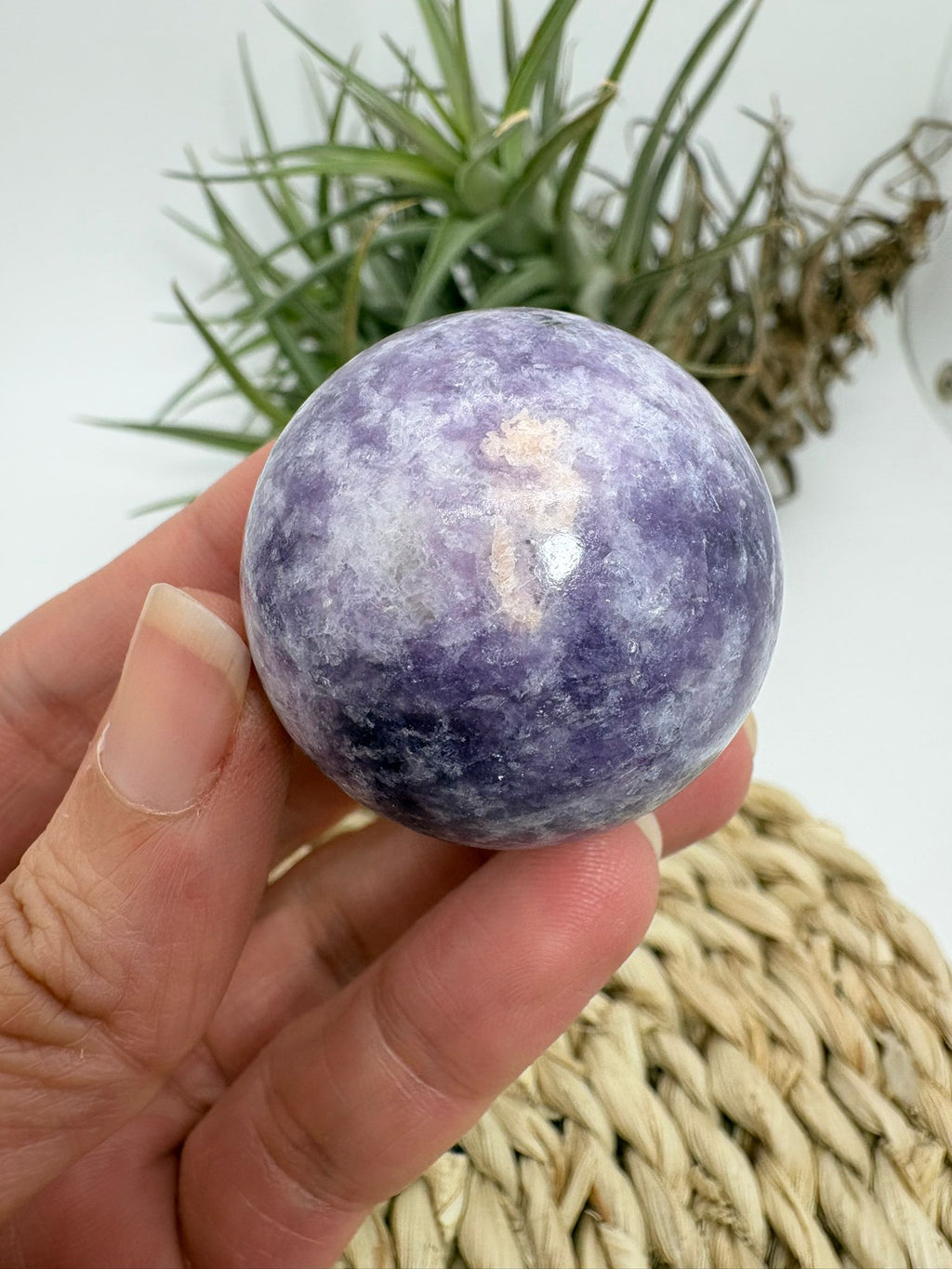 Esfera pequeña de lepidolita natural pulido