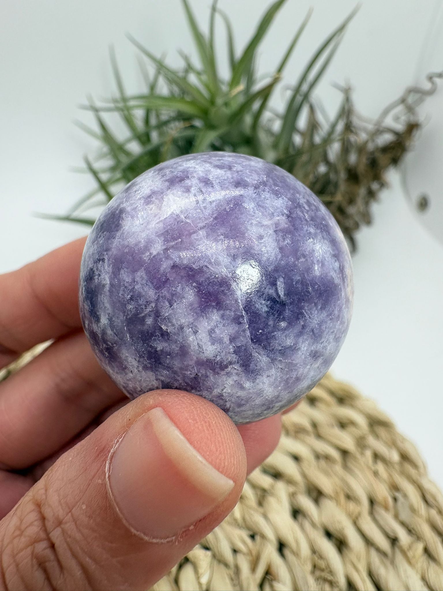 Esfera pequeña de lepidolita natural pulido