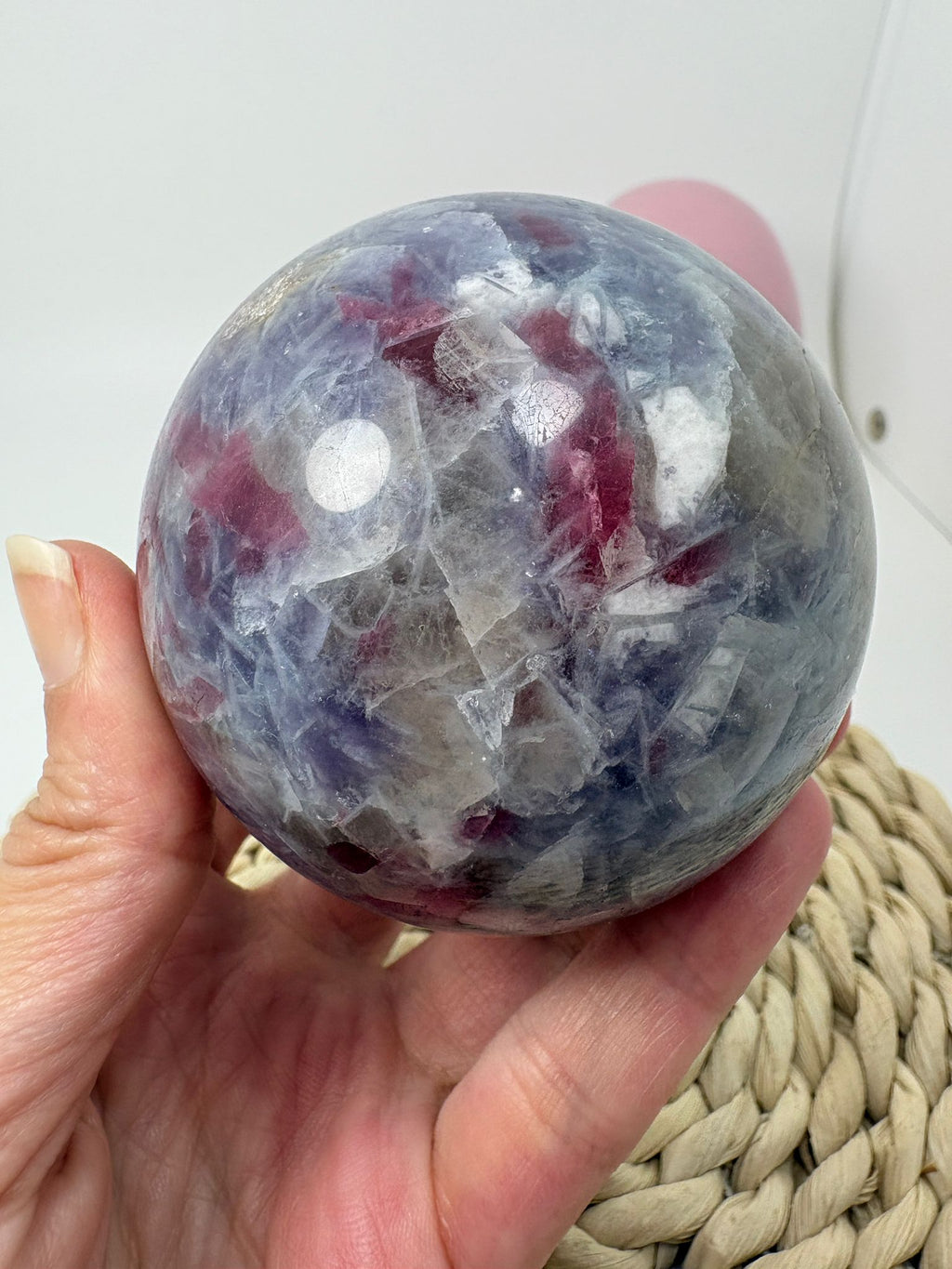 Esfera de lepidolita con inclusiones (piedra de unicornio)