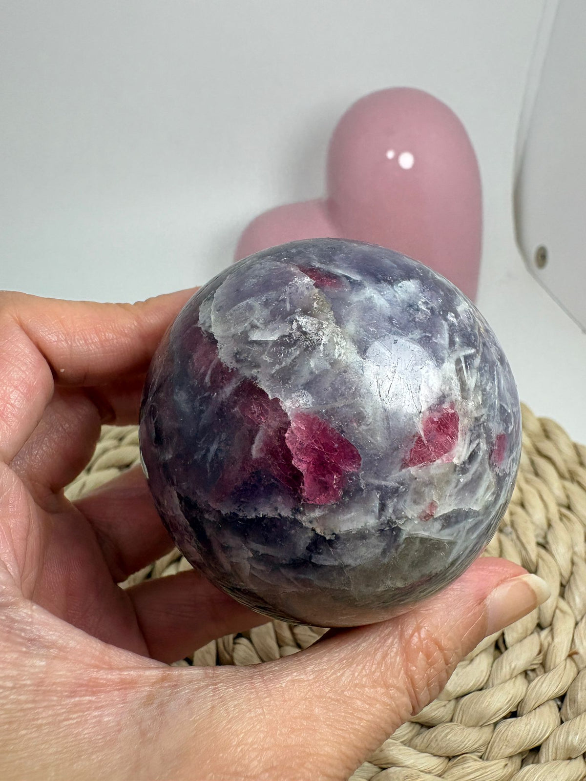 Esfera de lepidolita con inclusiones (piedra de unicornio)