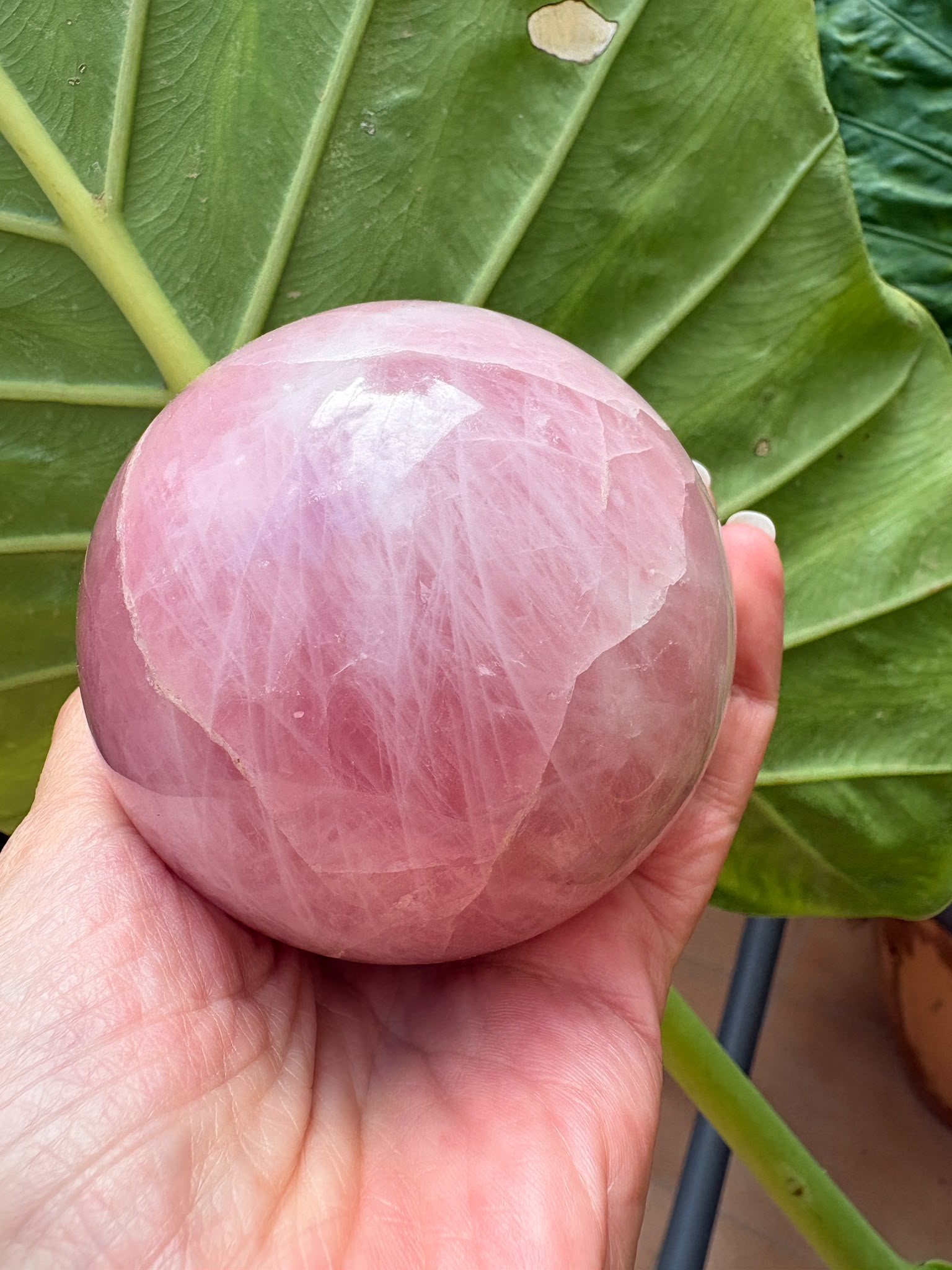Esfera  de cuarzo rosa natural pulido