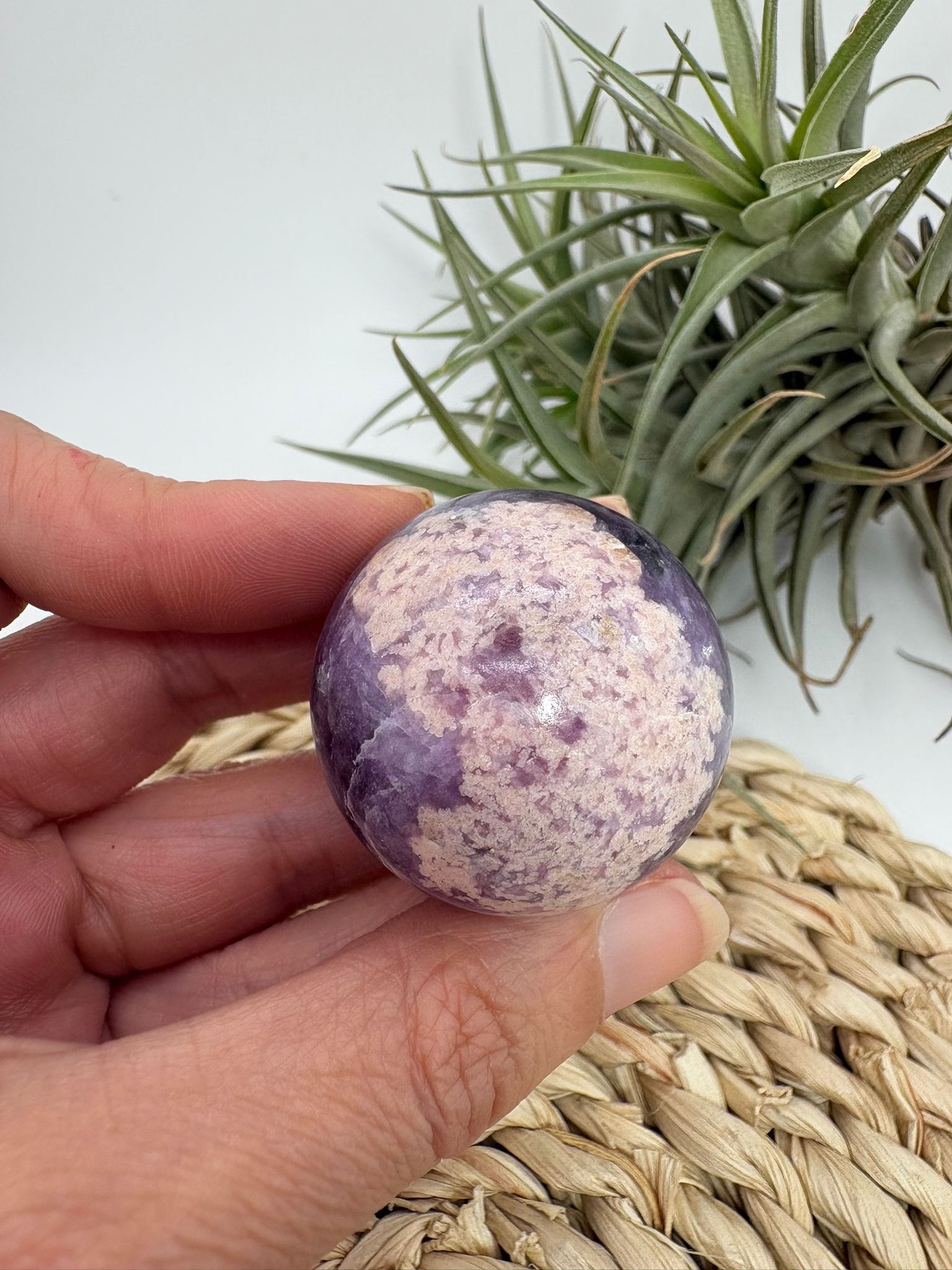 Esfera pequeña de lepidolita natural pulido