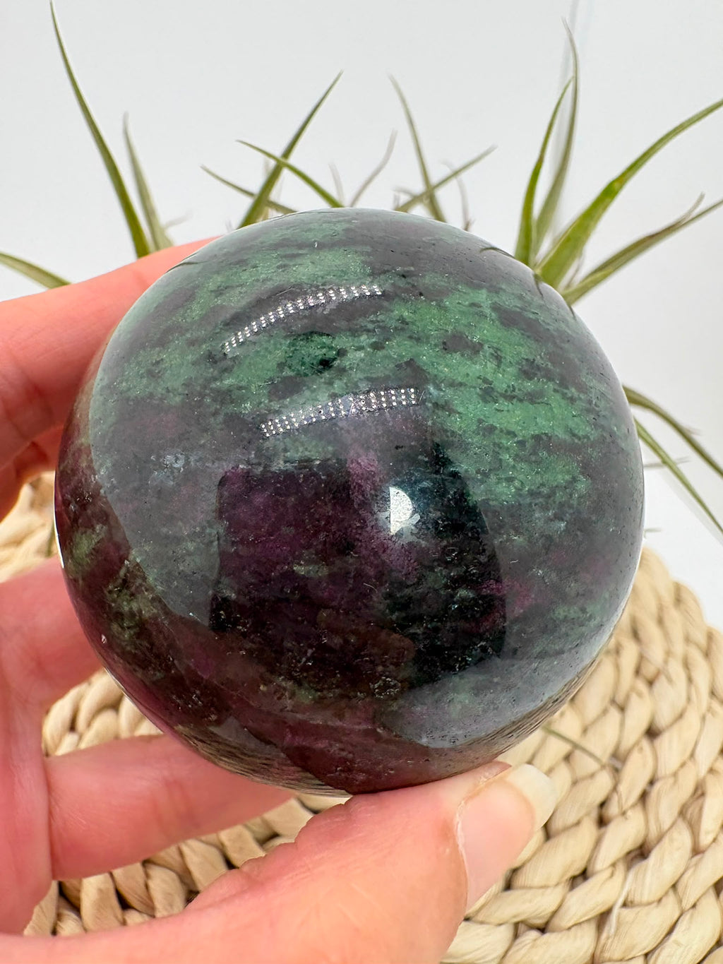 Esfera de zoisita con rubí