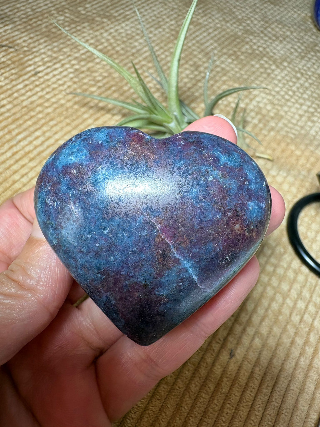 Corazón de cianita con rubí uv