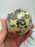Esfera de serpentina con calcopirita de Perú