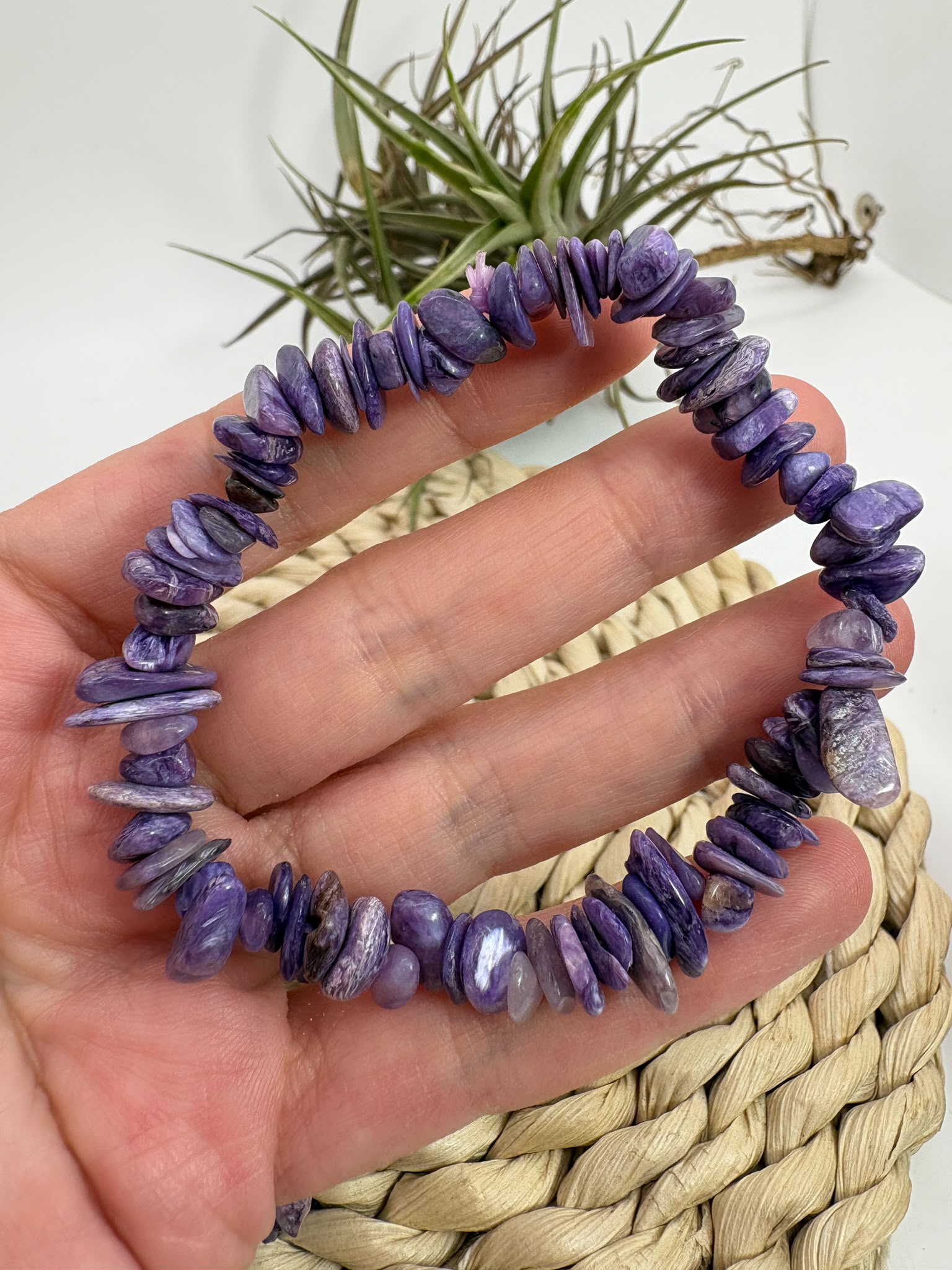 Pulsera de charoita con chips pulidos