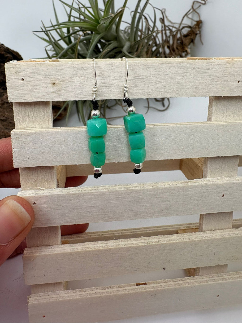 Pendientes de crisoprasa y plata de ley, hechos a mano en macramé