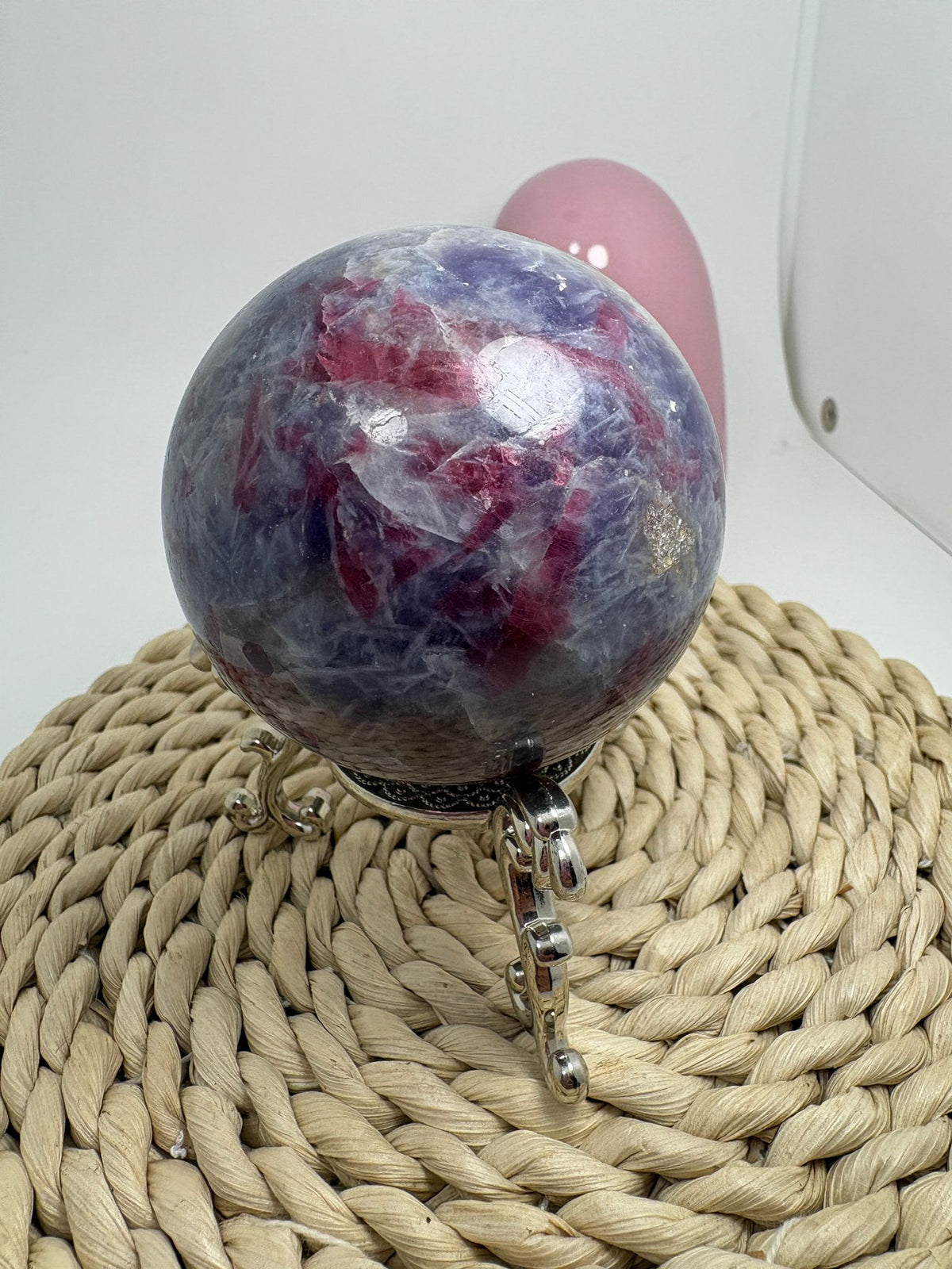 Esfera de lepidolita con inclusiones (piedra de unicornio)