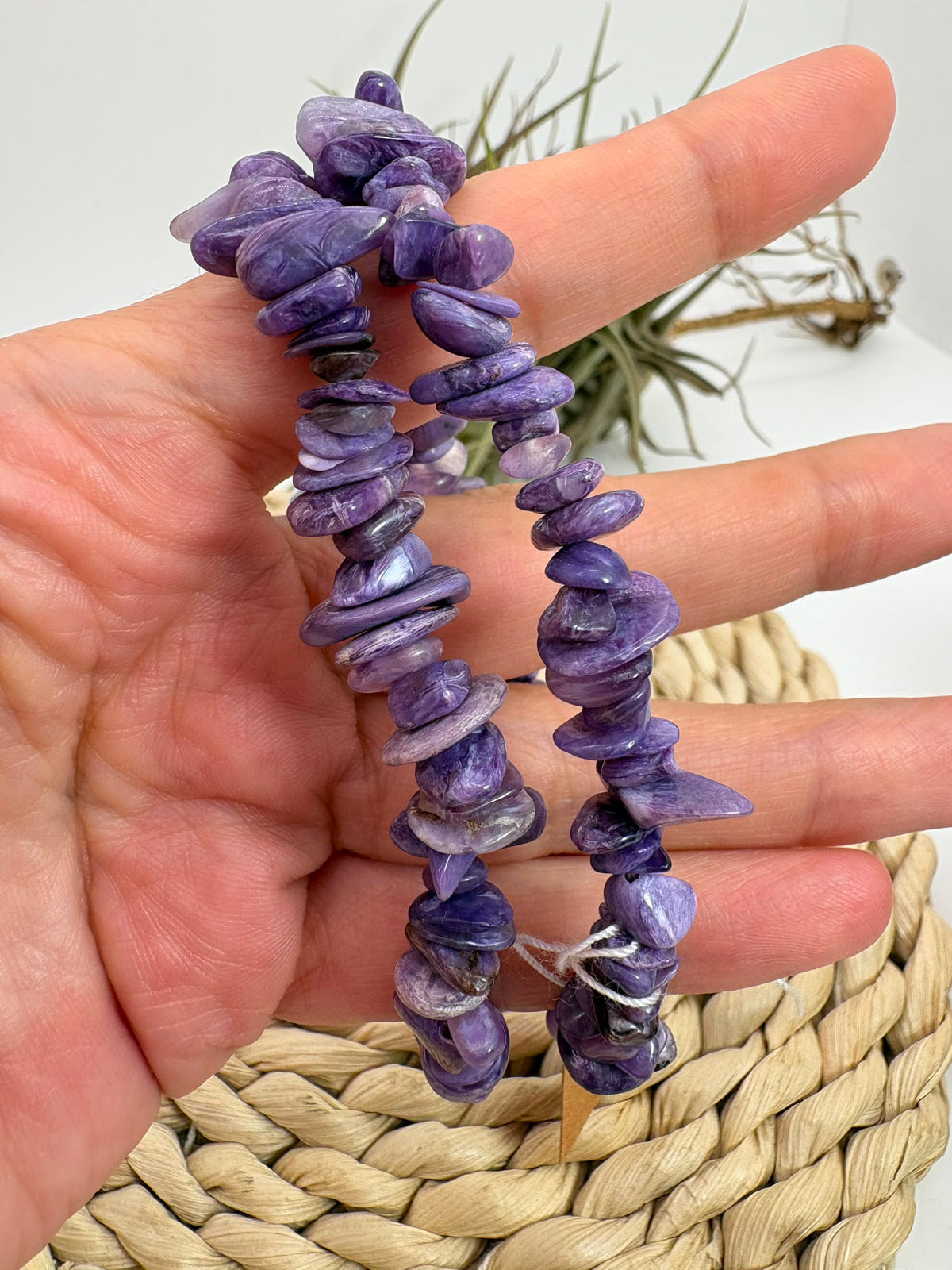 Pulsera de charoita con chips pulidos