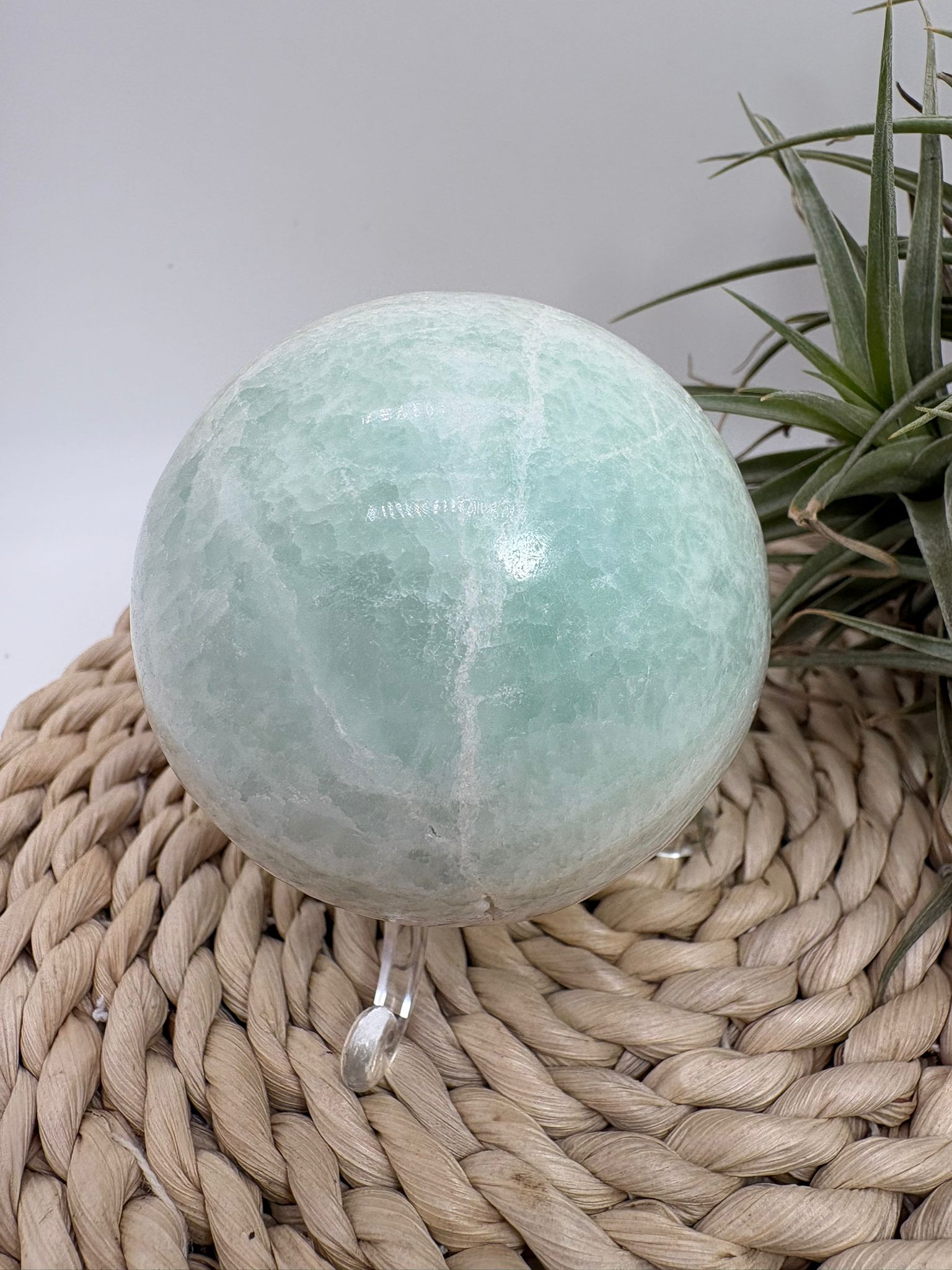 Esfera de calcita pistacho natural- armonía y renovación energética
