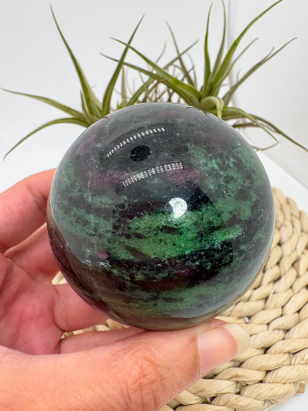Esfera de zoisita con rubí
