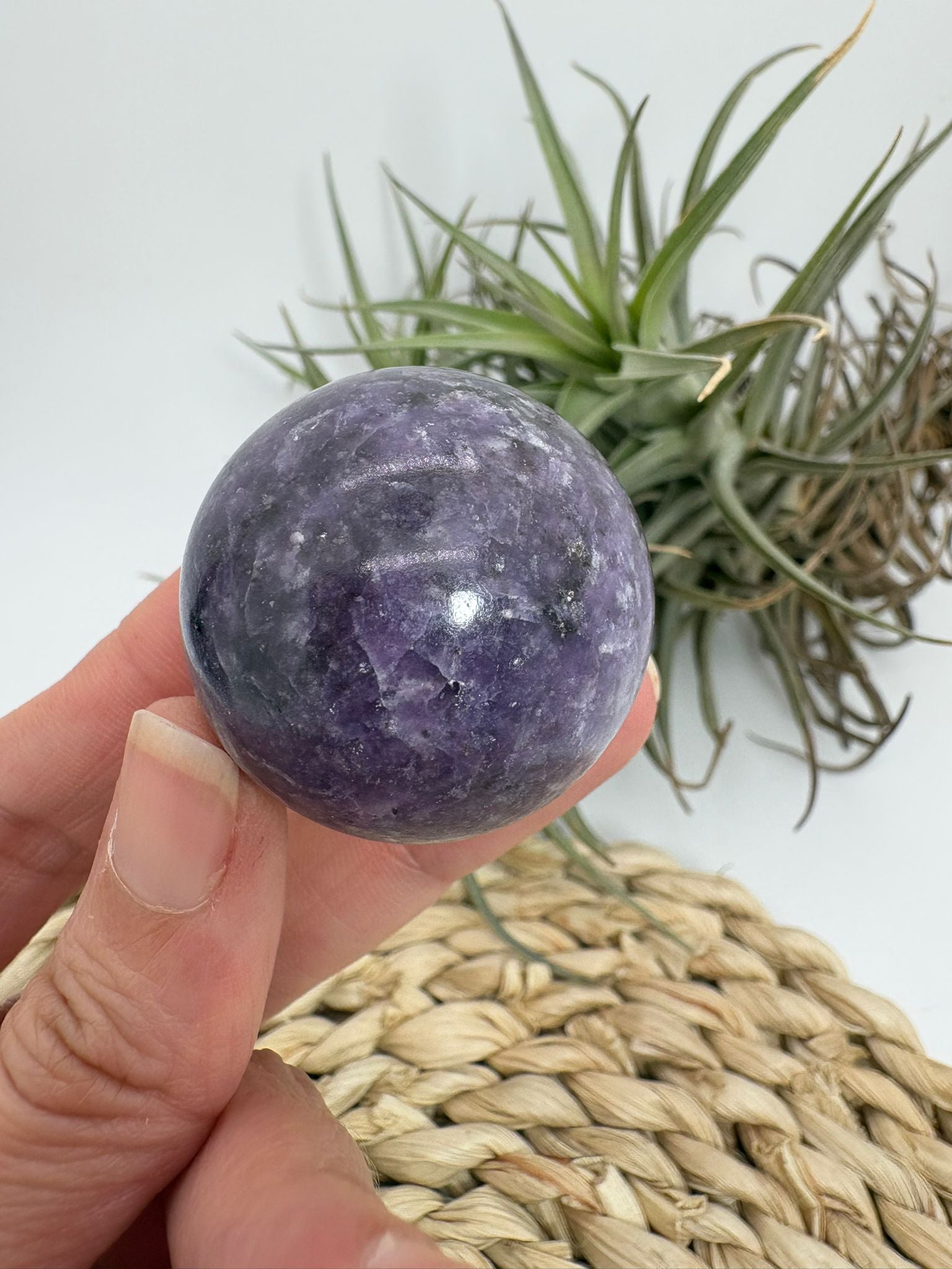 Esfera pequeña de lepidolita natural pulido