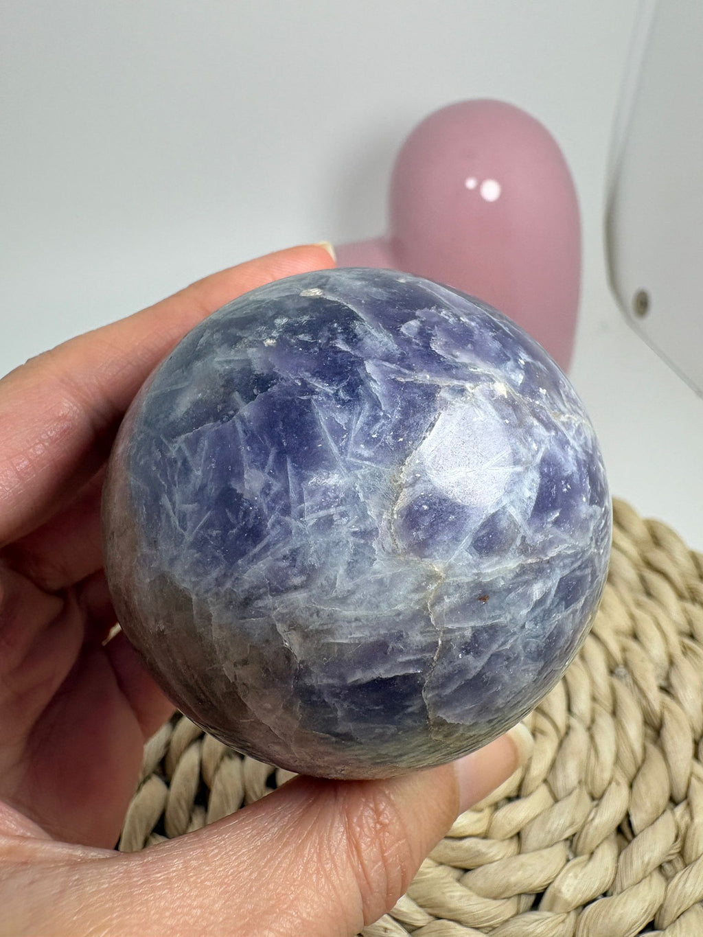 Esfera de lepidolita con inclusiones (piedra de unicornio)