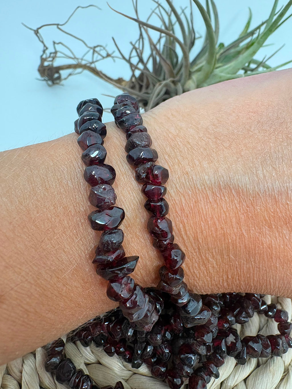 Pulsera elástica de granate natural con chips pulidos