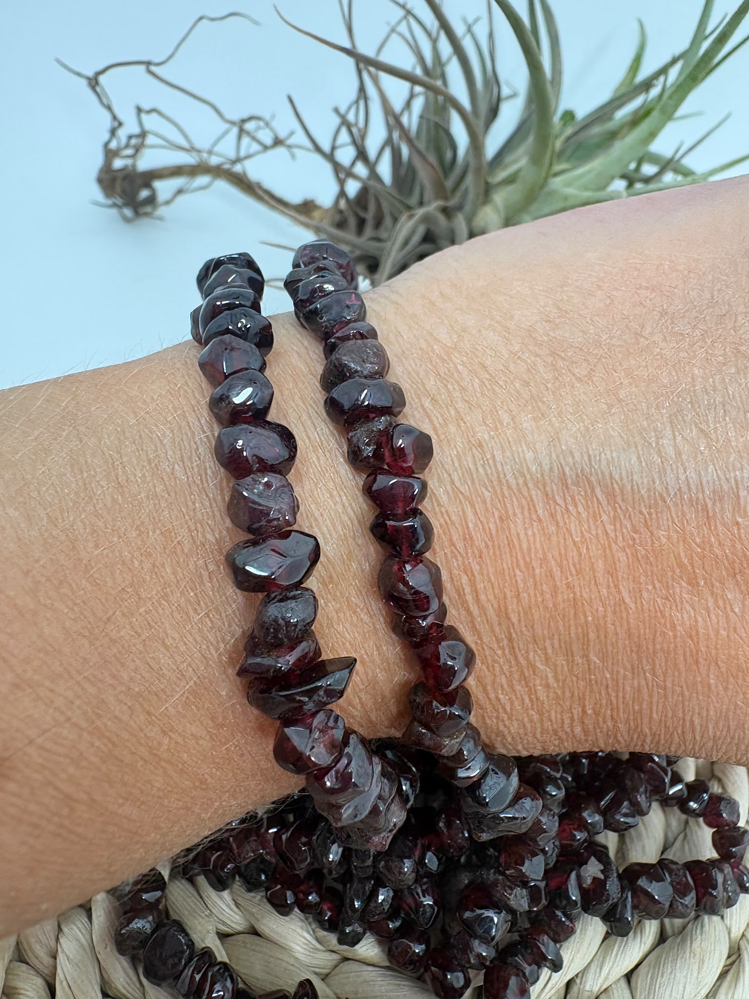 Pulsera elástica de granate natural con chips pulidos