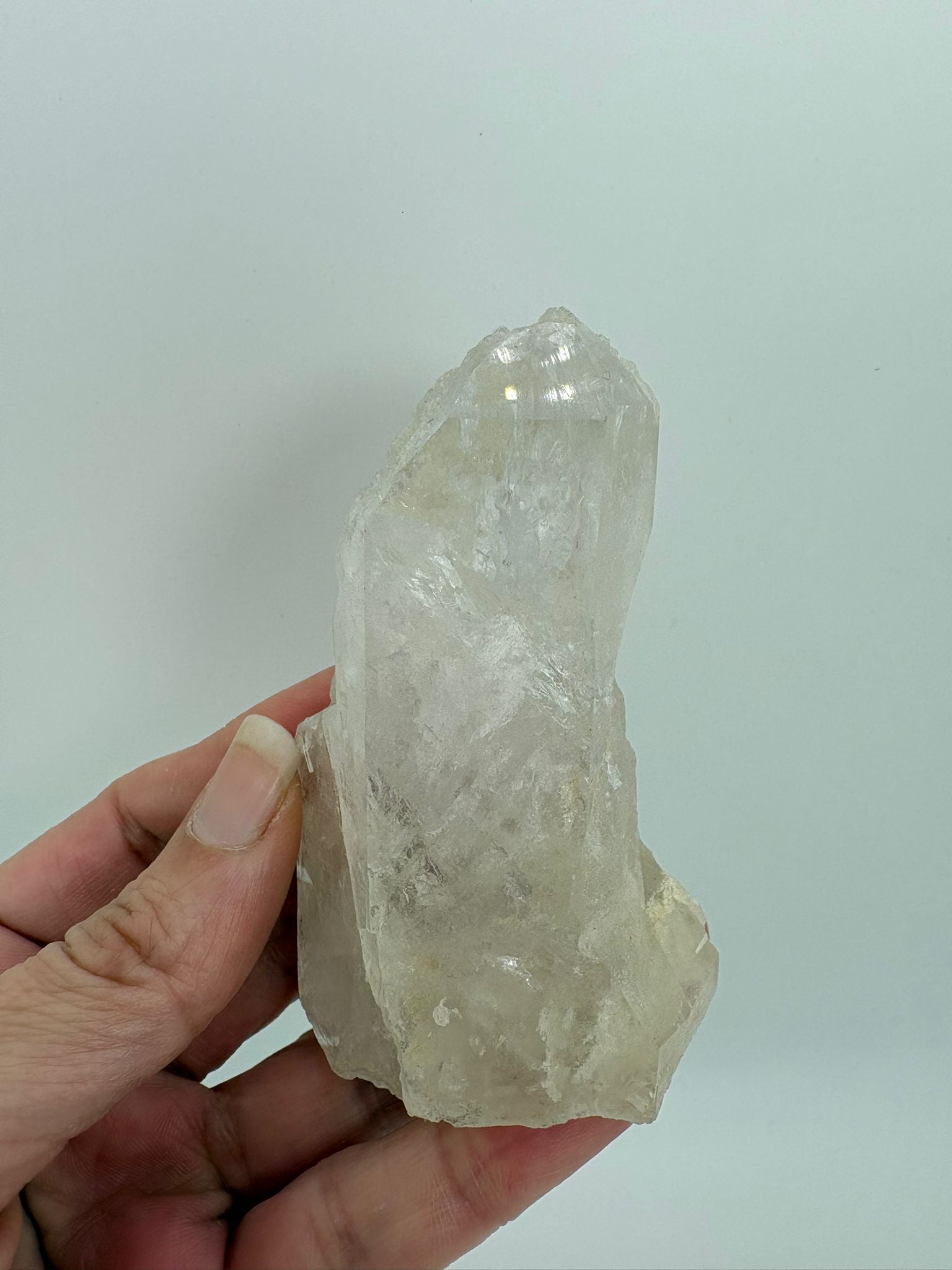 Punta de cuarzo natural con inclusiones