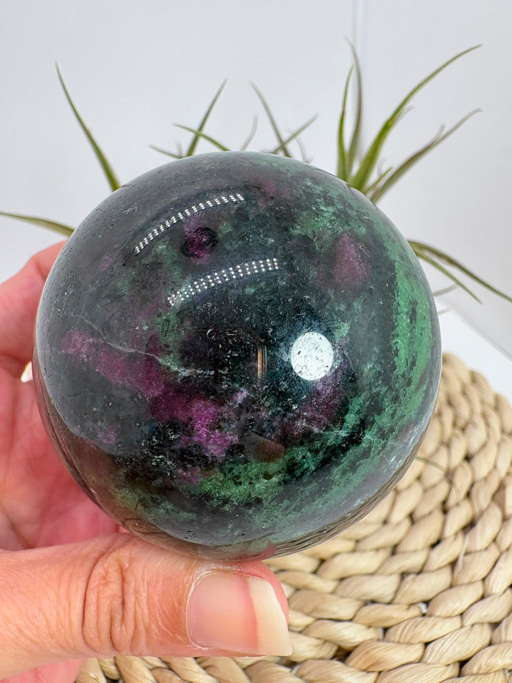 Esfera de zoisita con rubí