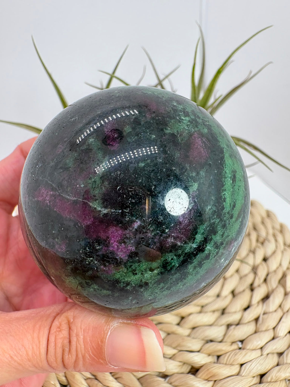 Esfera de zoisita con rubí