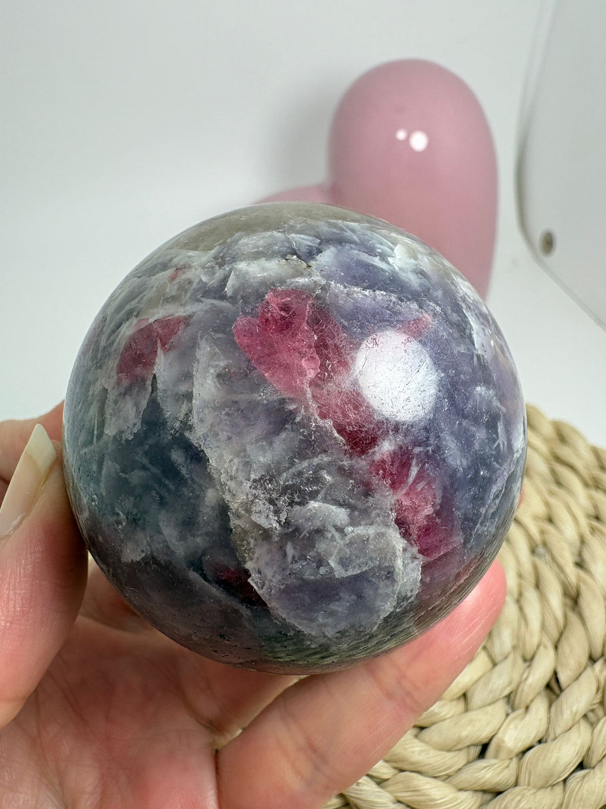 Esfera de lepidolita con inclusiones (piedra de unicornio)