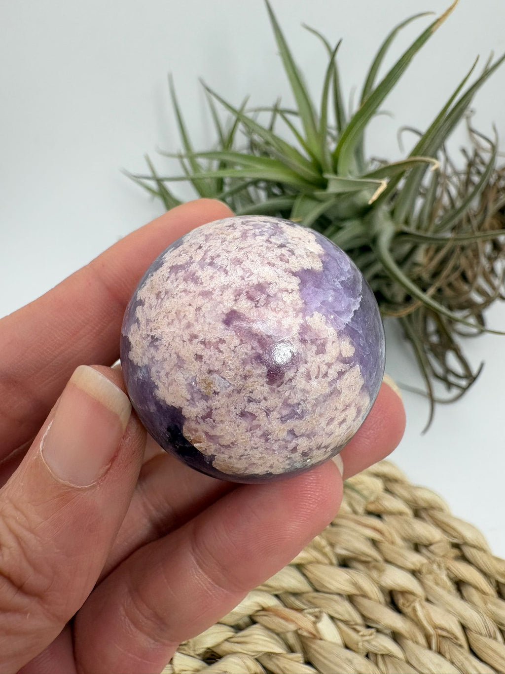 Esfera pequeña de lepidolita natural pulido