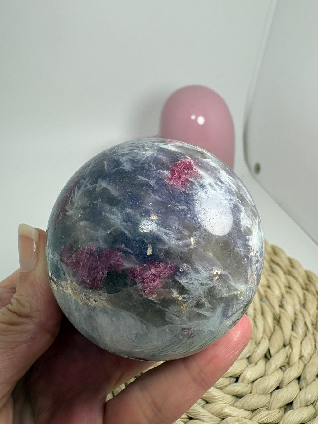 Esfera de lepidolita con inclusiones (piedra de unicornio)