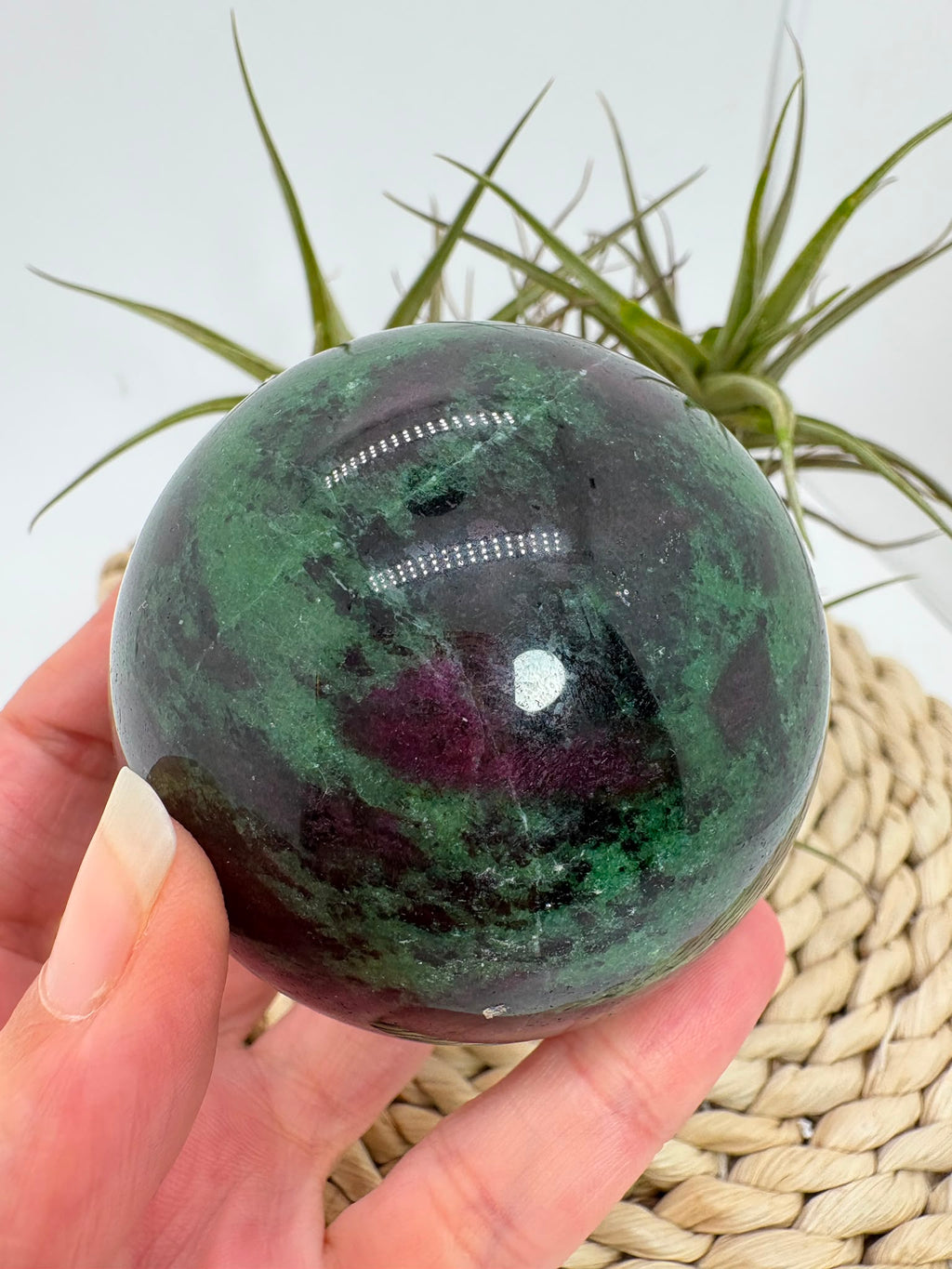 Esfera de zoisita con rubí