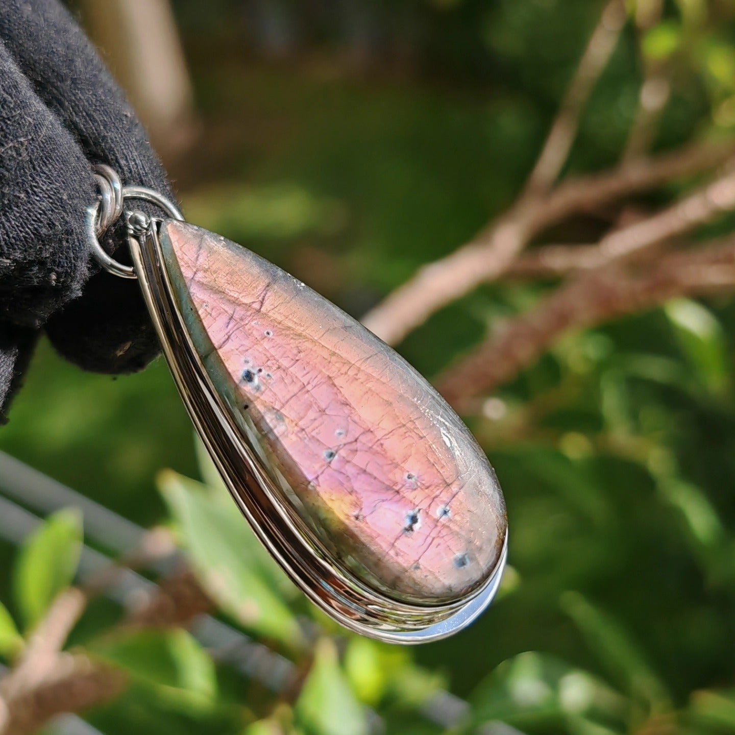 Colgante labradorita rosa en plata de ley artesanal piedra de intuición y transformación joya espiritual