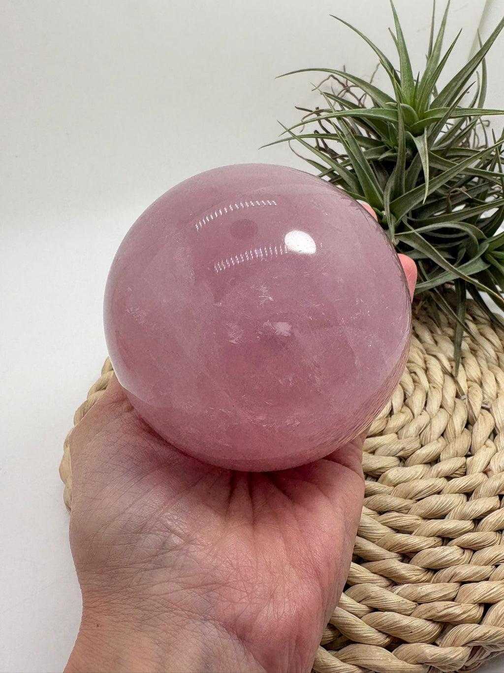 Gran esfera de cuarzo rosa natural pulido