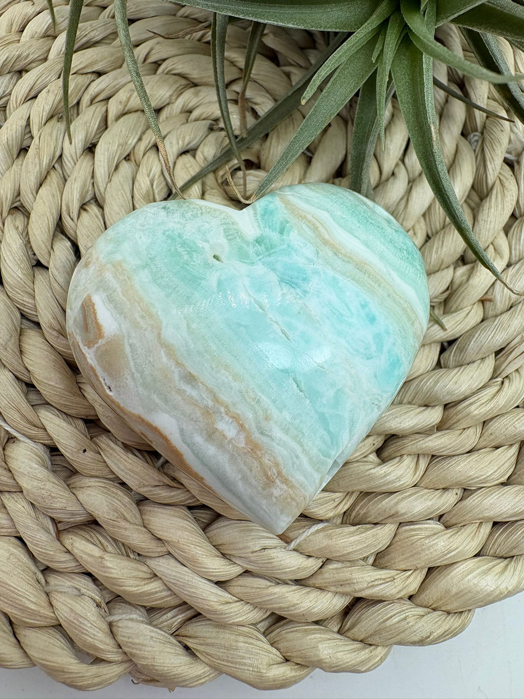 Corazón de aragonito azul natural- energía calmante y armonía profunda